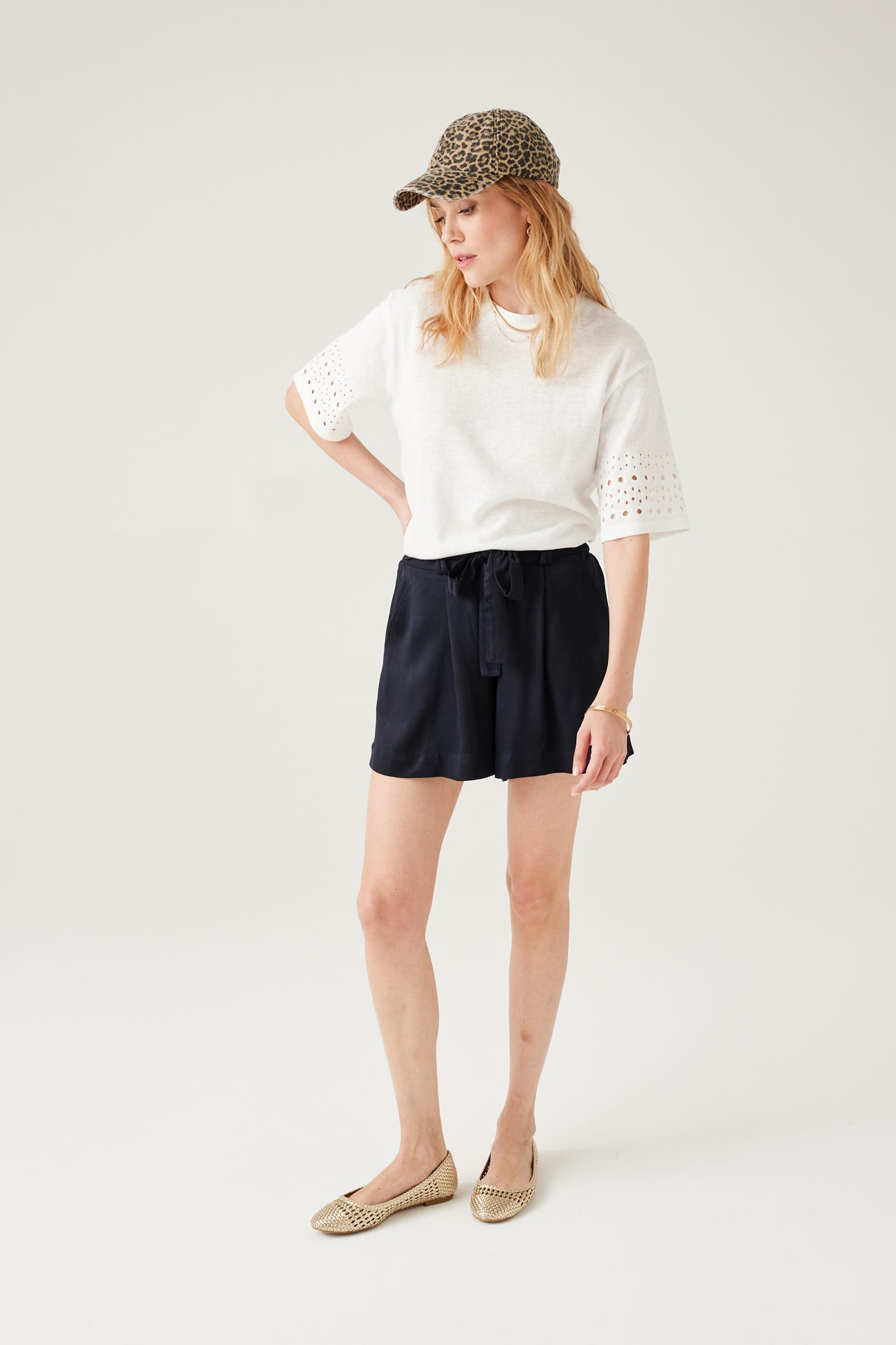 Plain belted shorts