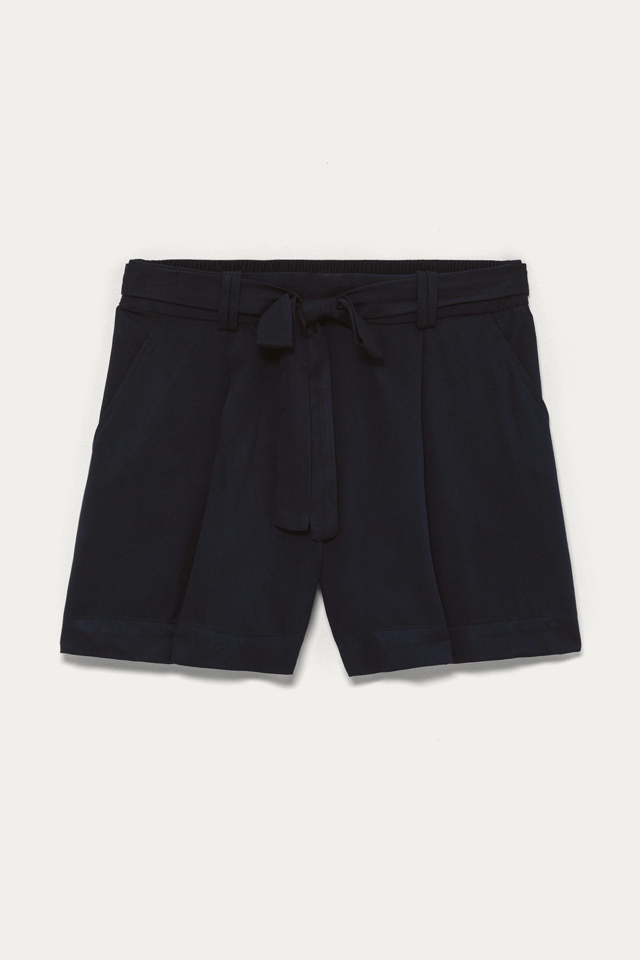 Plain belted shorts
