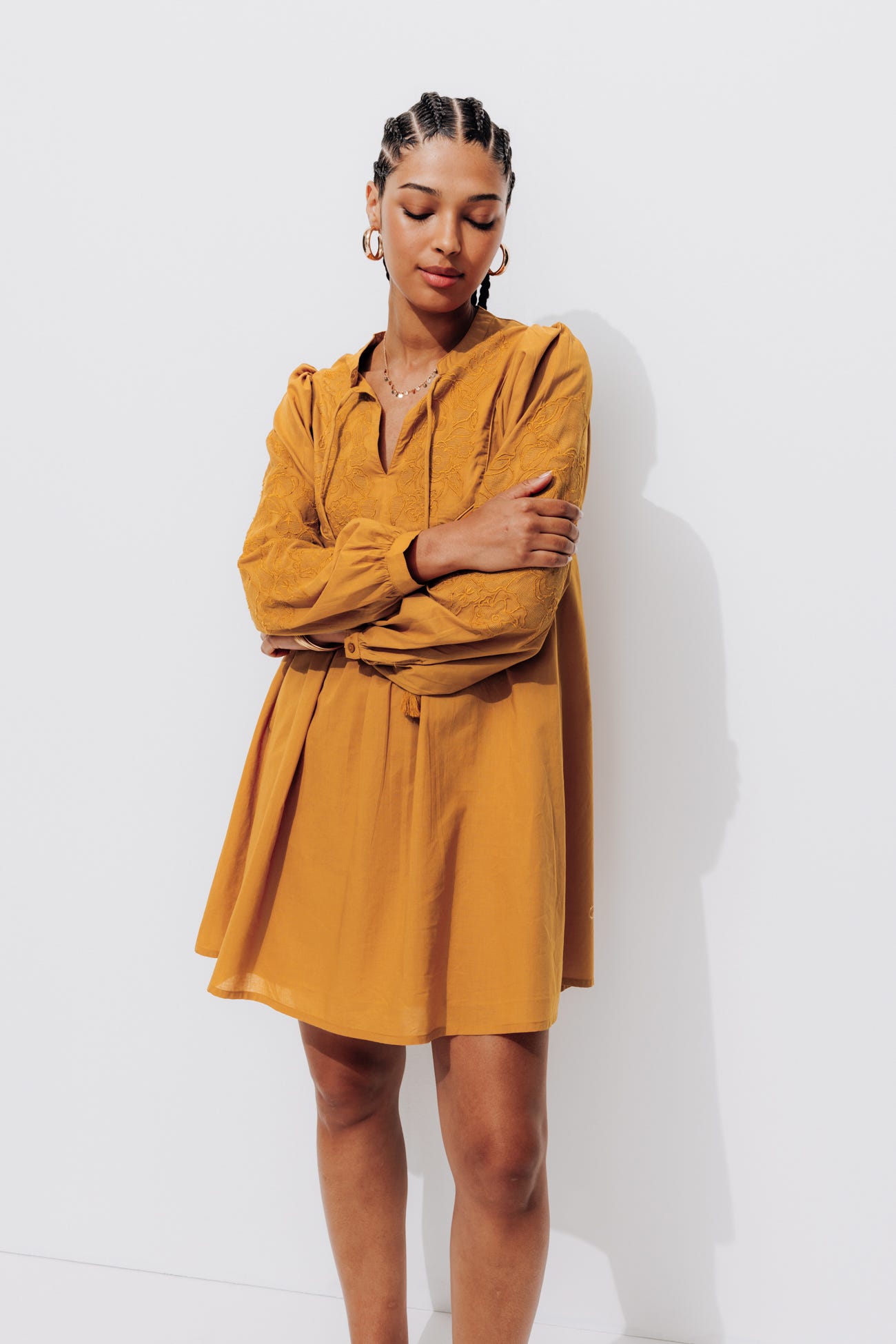 Robe courte brodée Femme