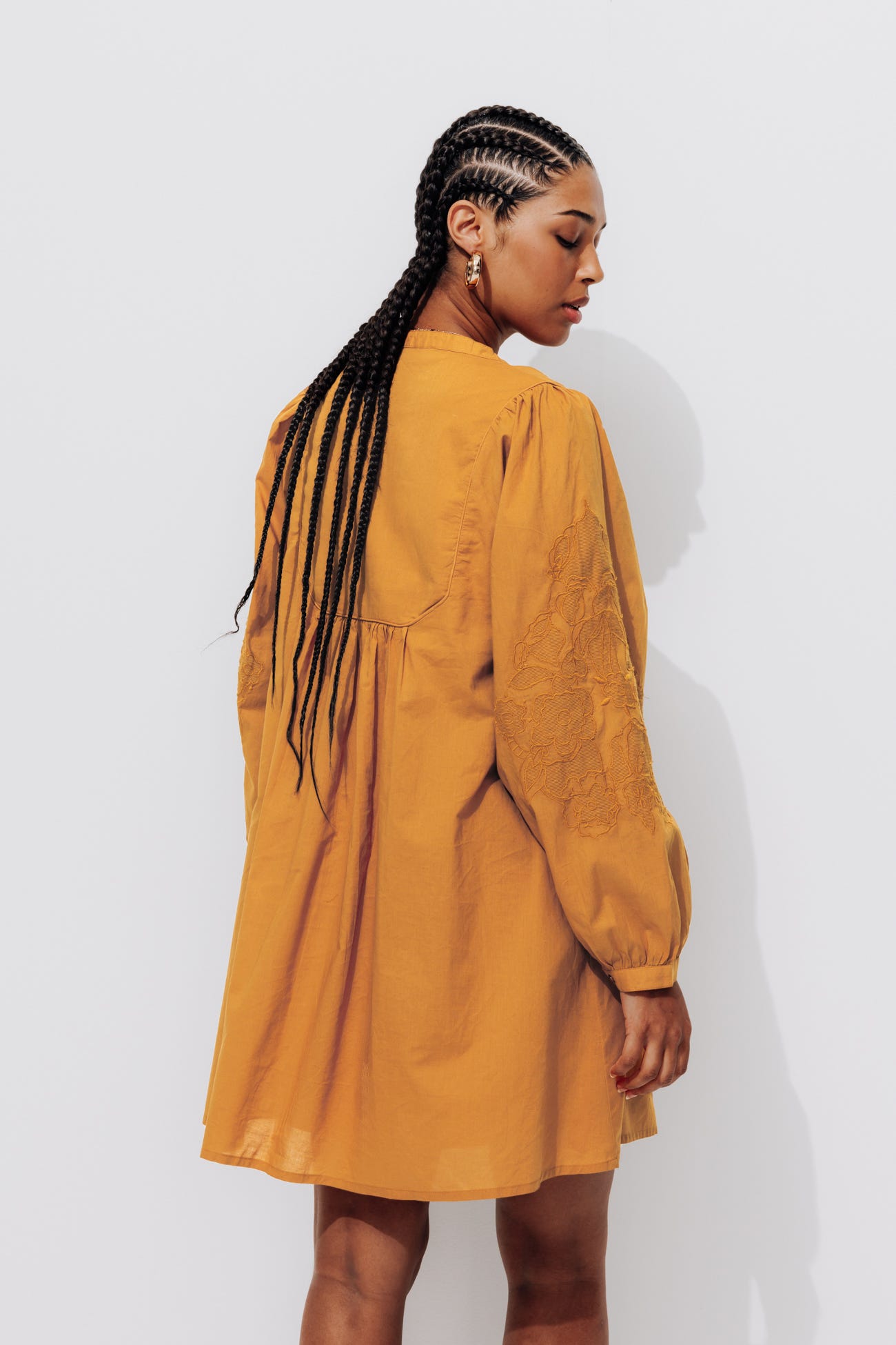 Robe courte brodée Femme