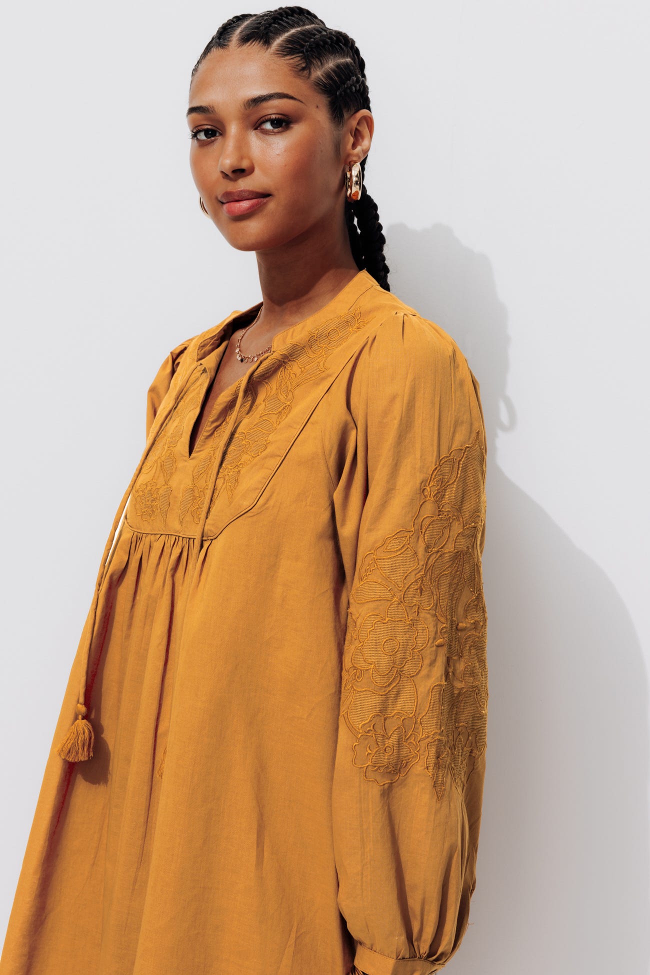 Robe courte brodée Femme