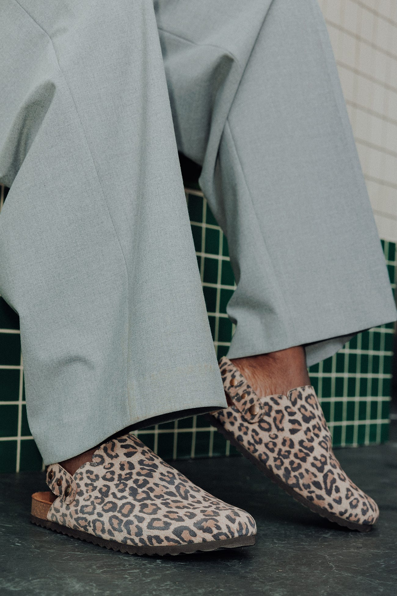 Sabot léopard en cuir Femme