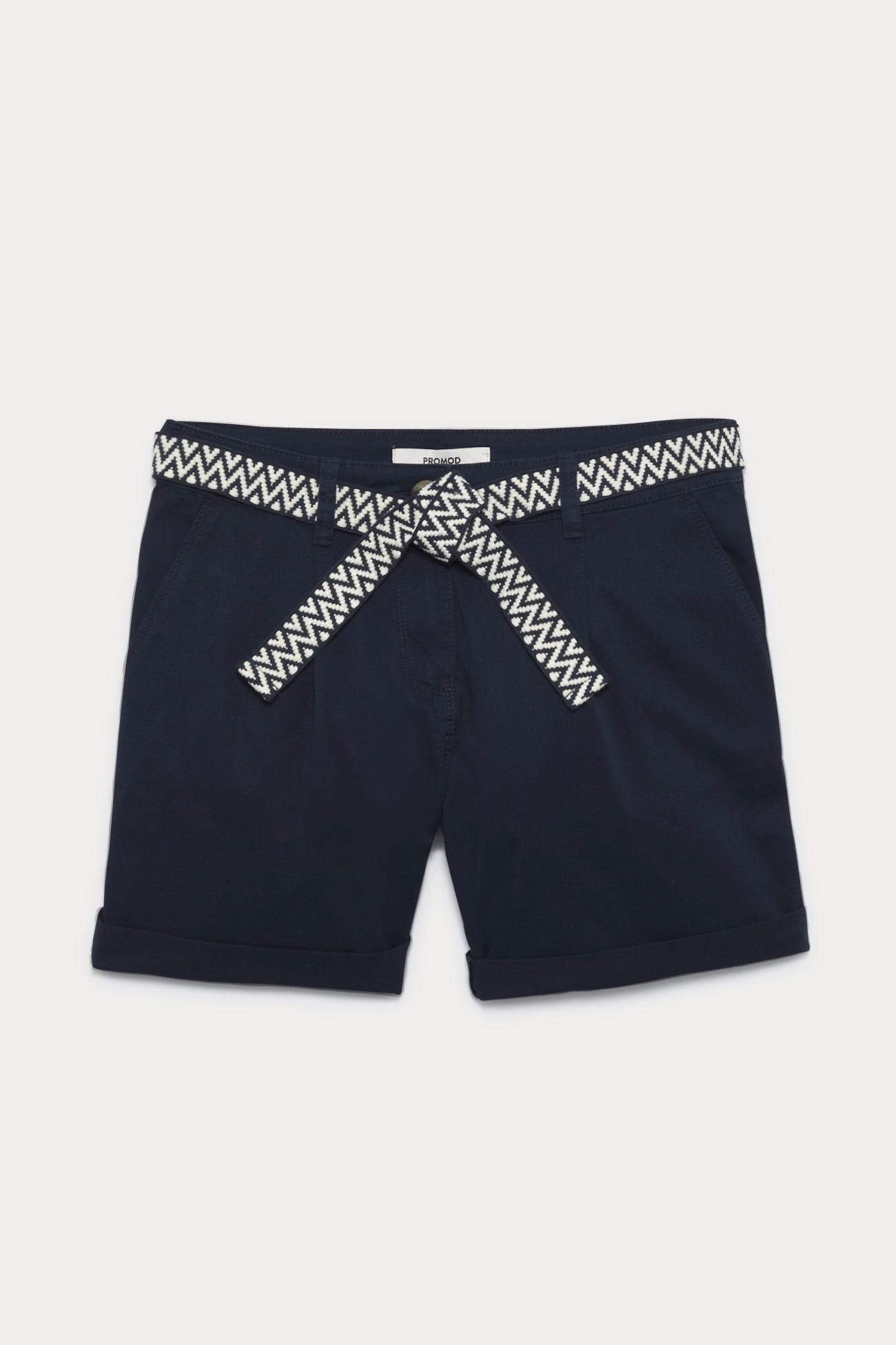 Shorts mit Abnähern + Gürtel