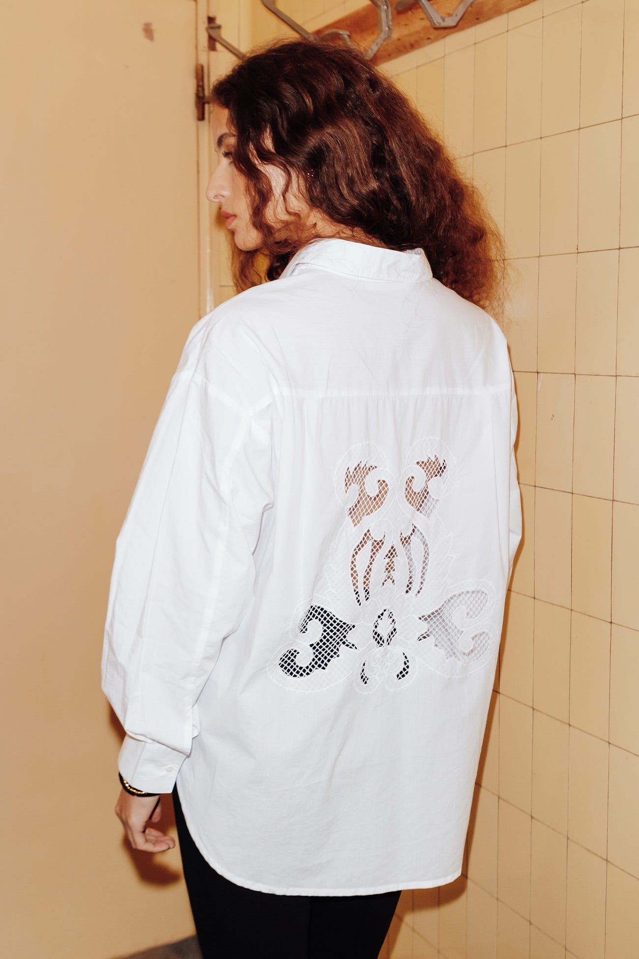Camisa con bordado espalda