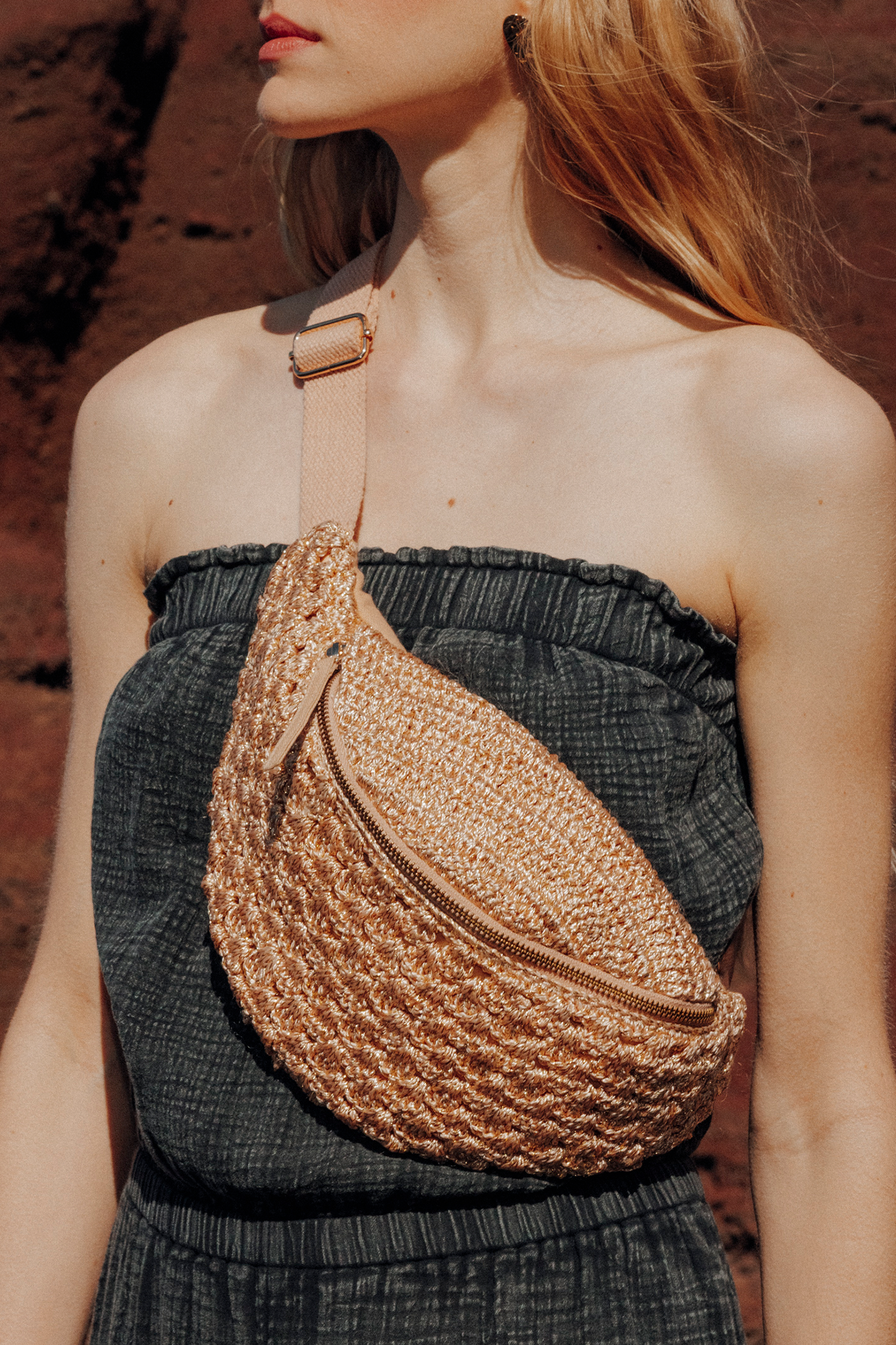 Sac-banane en macramé irisé