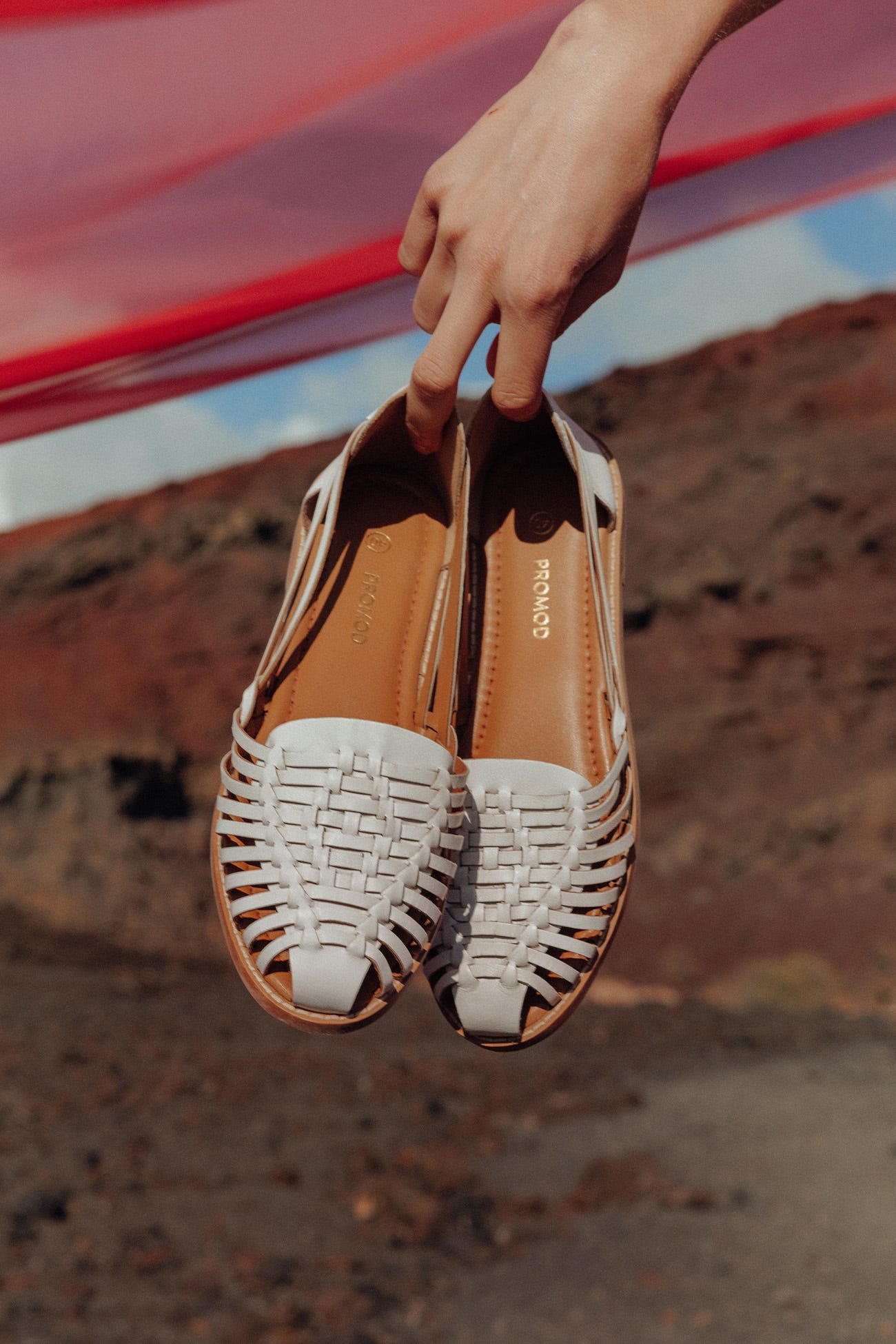 Sandales plates en cuir Femme
