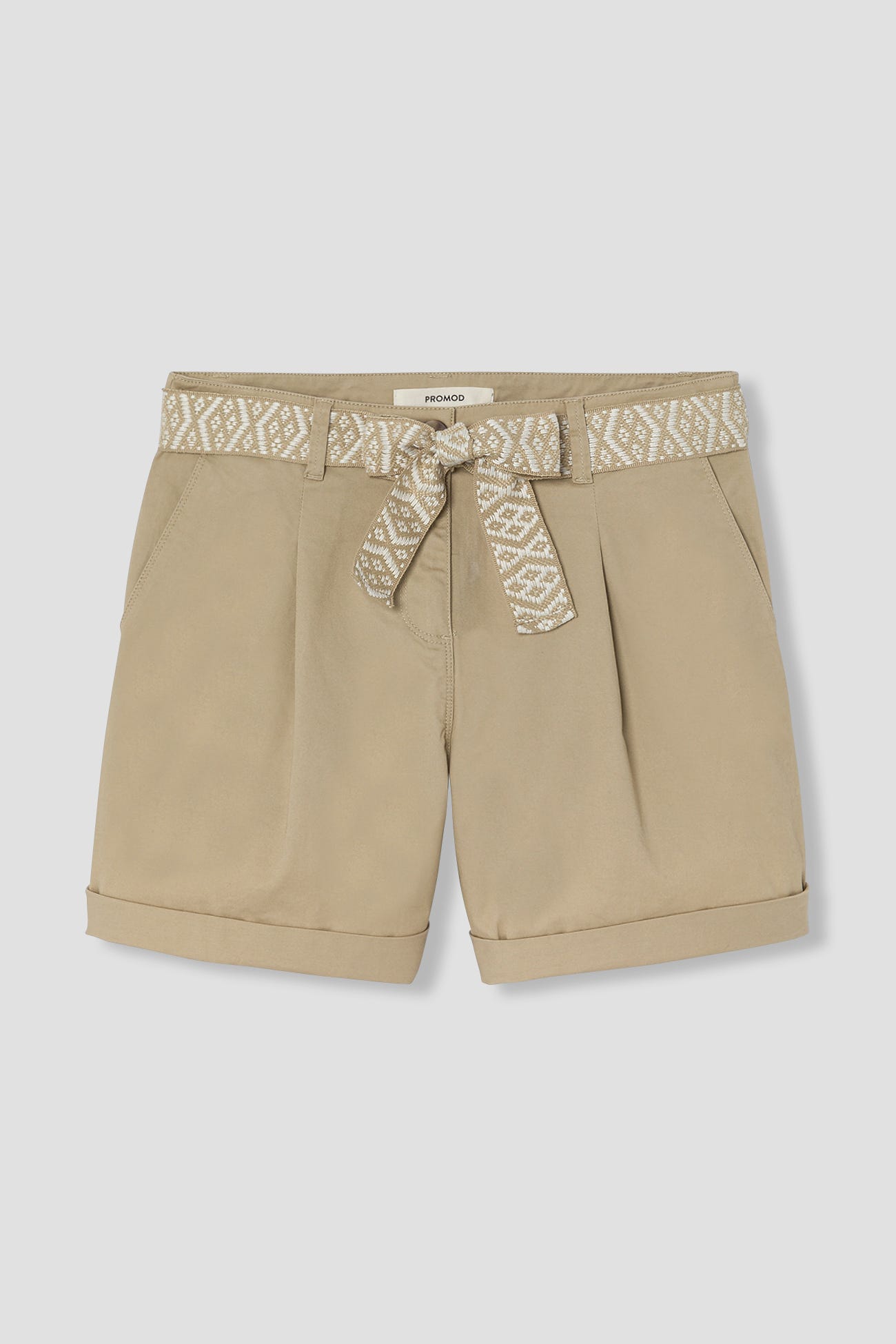Shorts mit Abnähern + Gürtel
