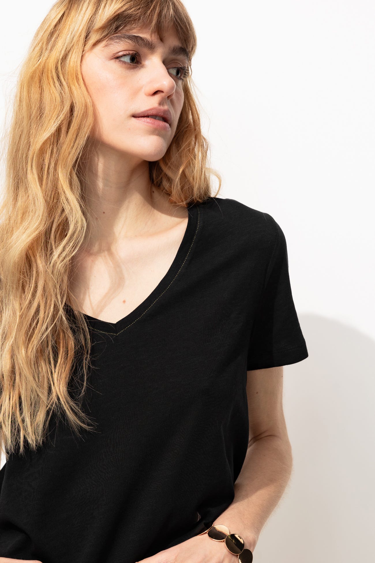 T-shirt con scollo a V