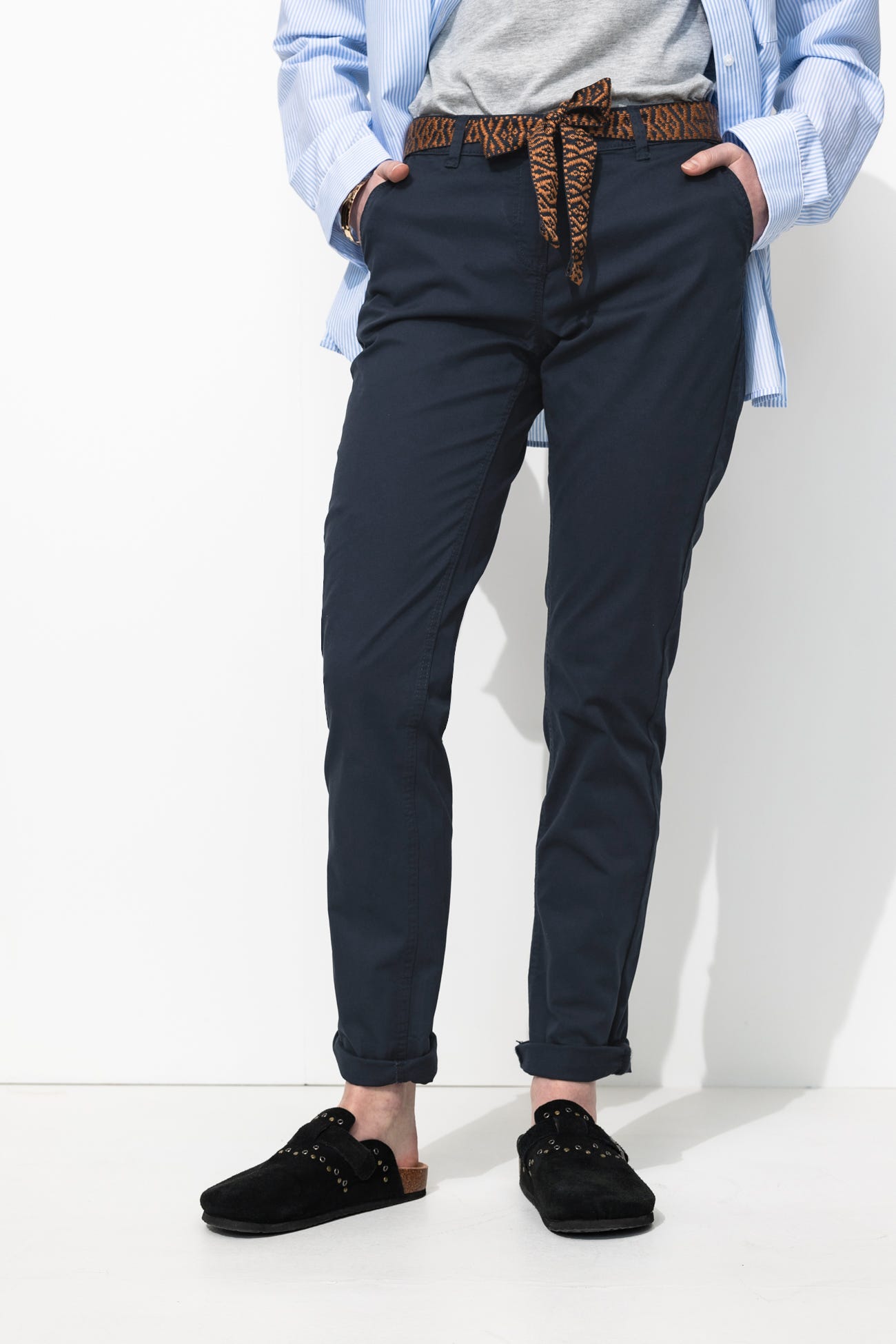 Chinohose mit Gürtel