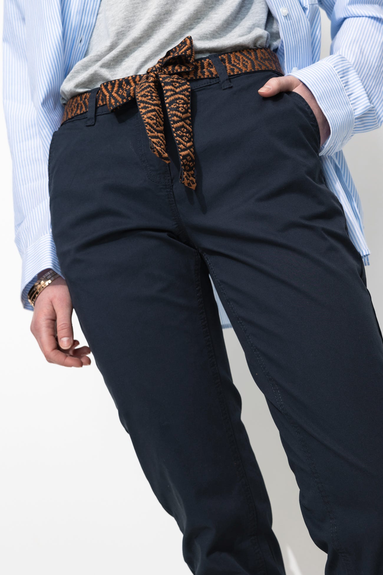 Pantalon chino ceinturé Femme