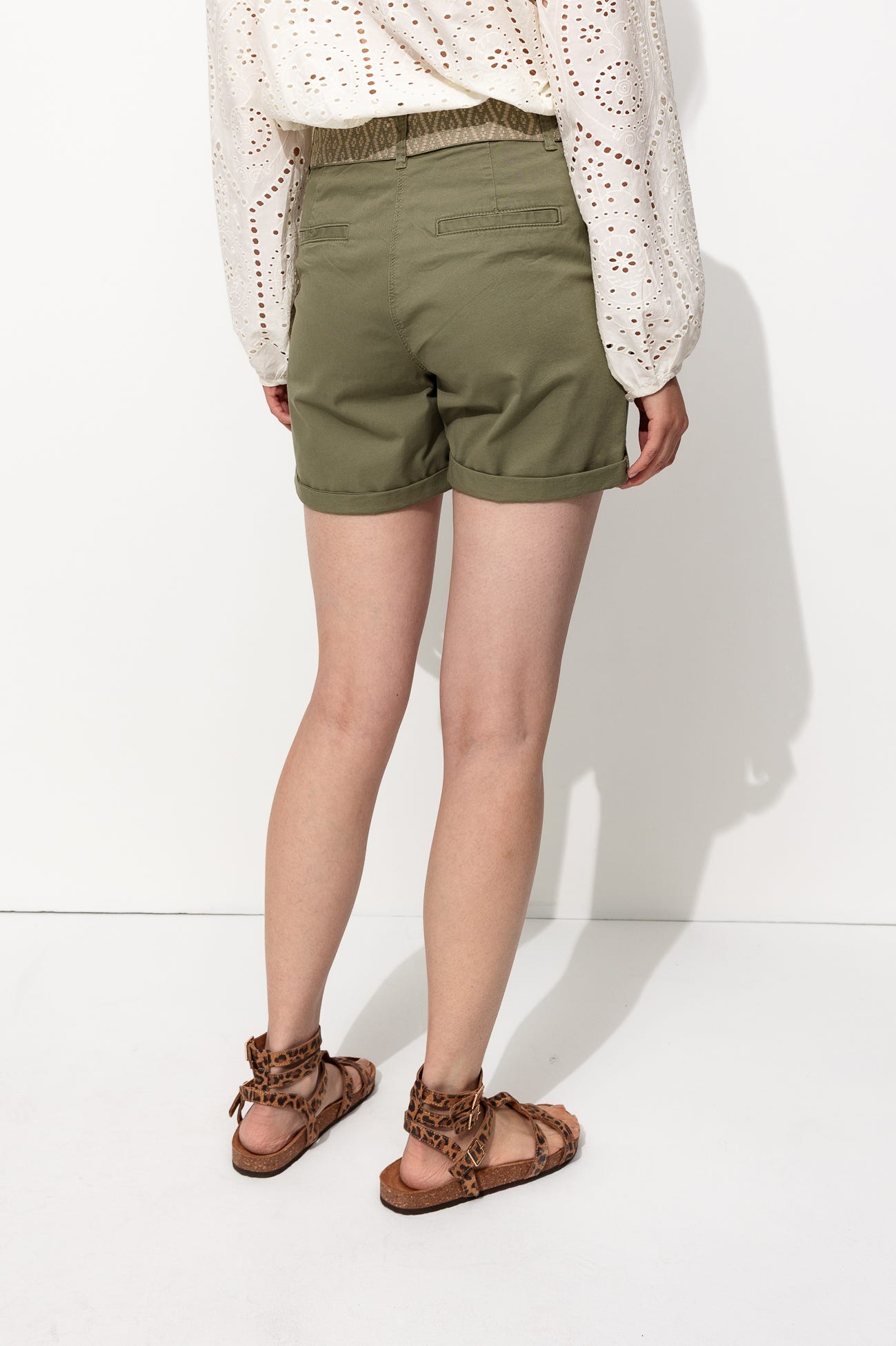 Shorts con pinces e cintura