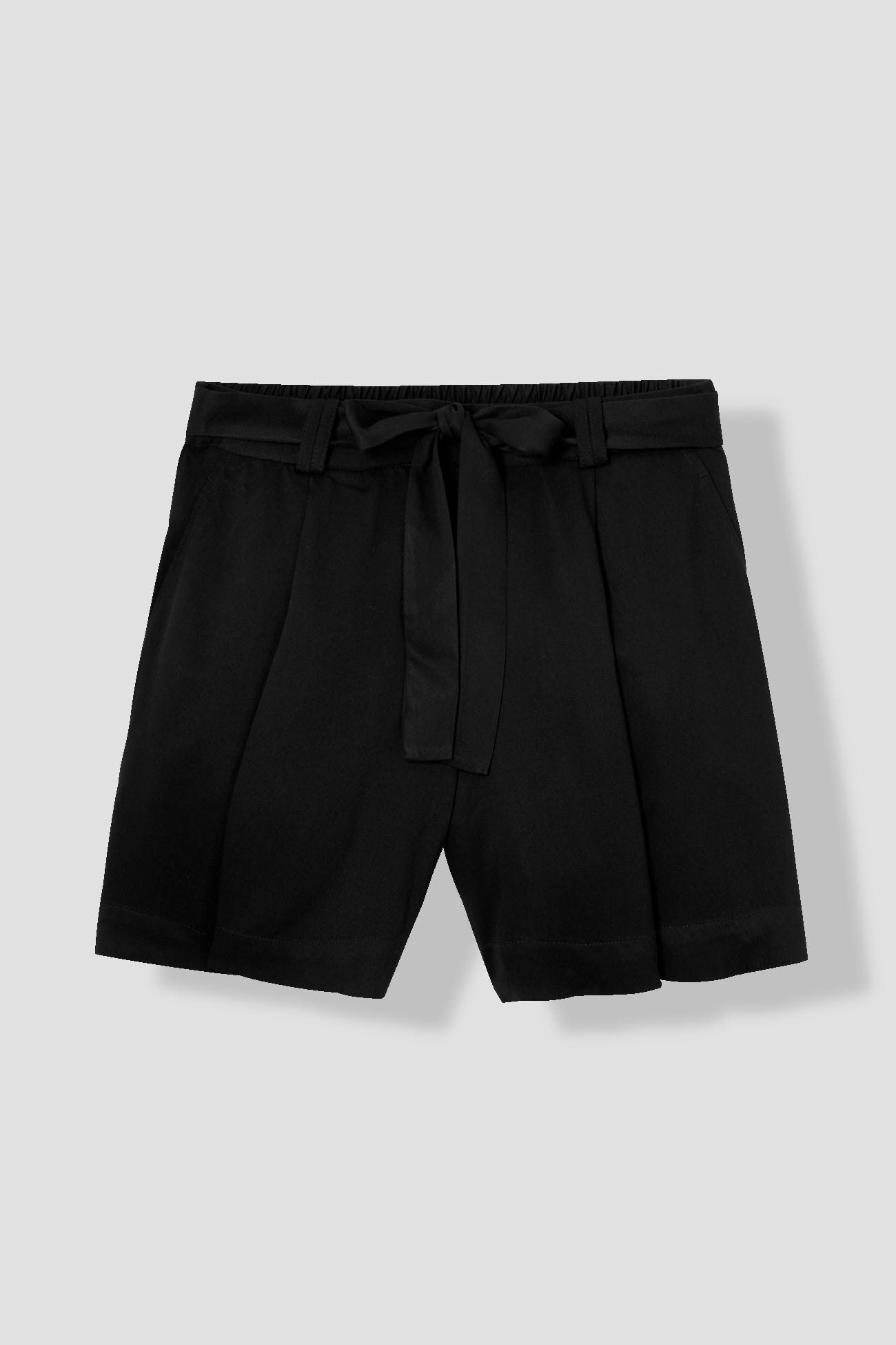 Plain belted shorts