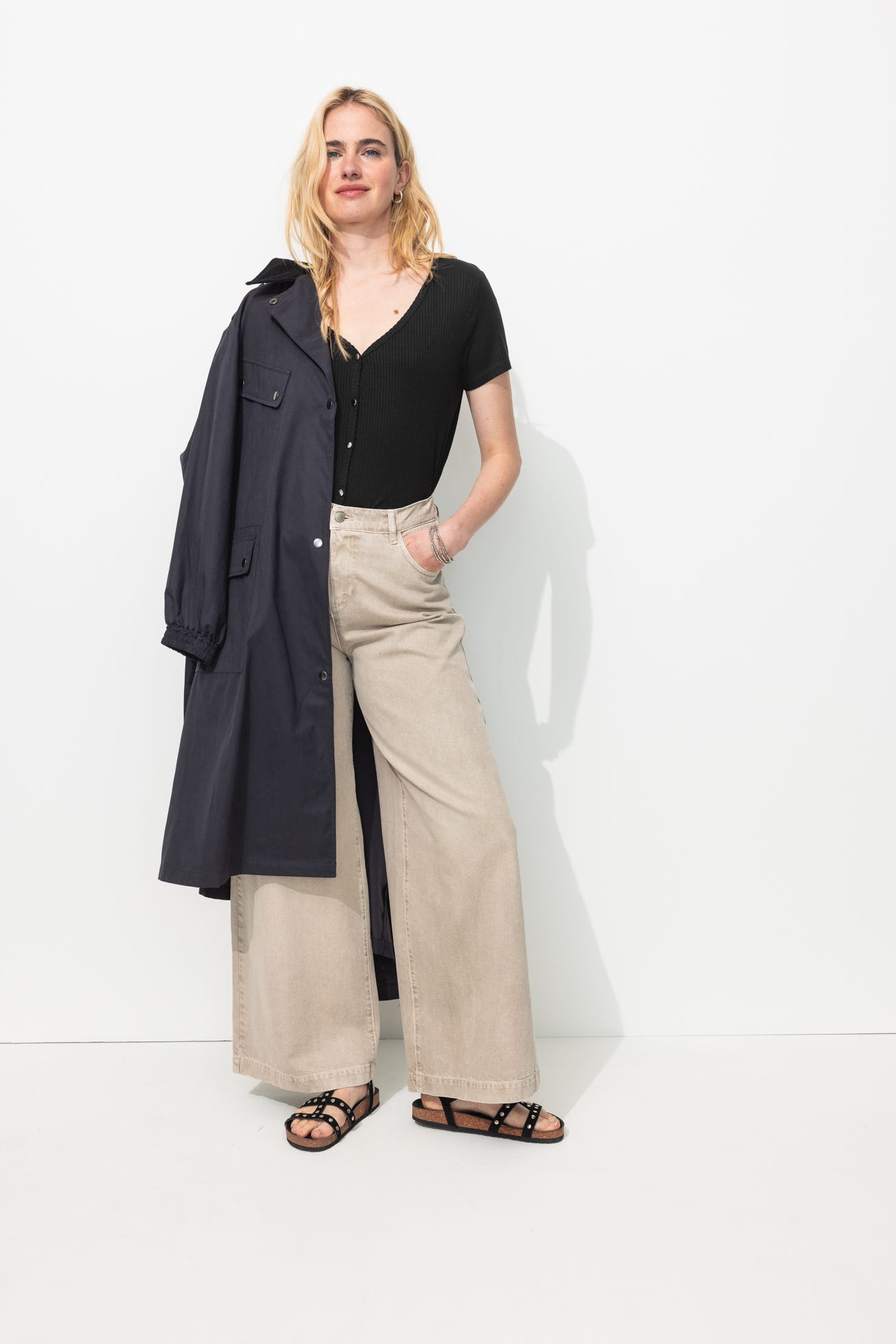 T-shirt a costine e scollo a V