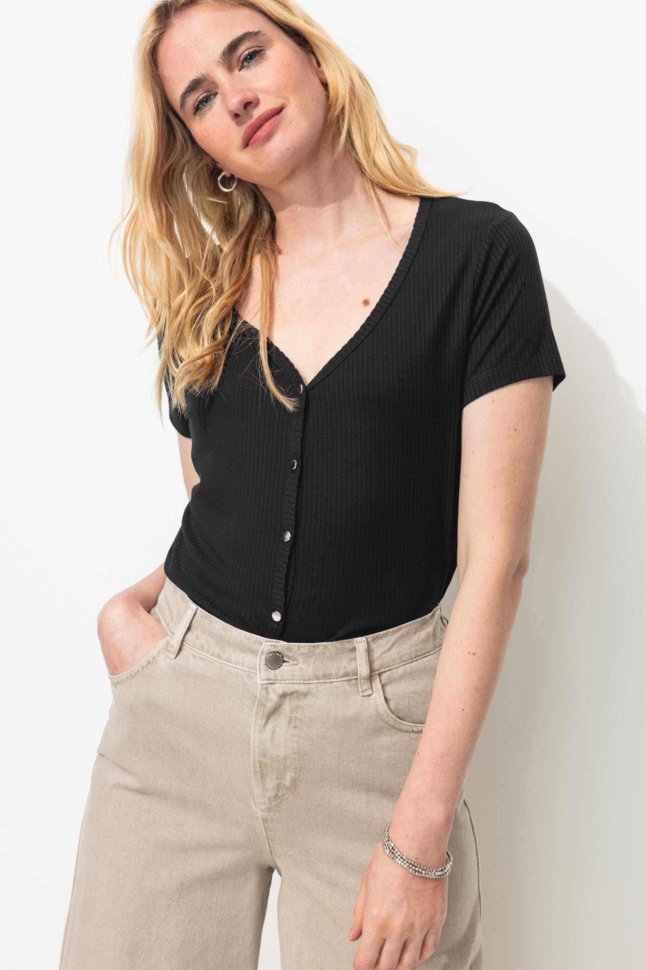 T-shirt a costine e scollo a V