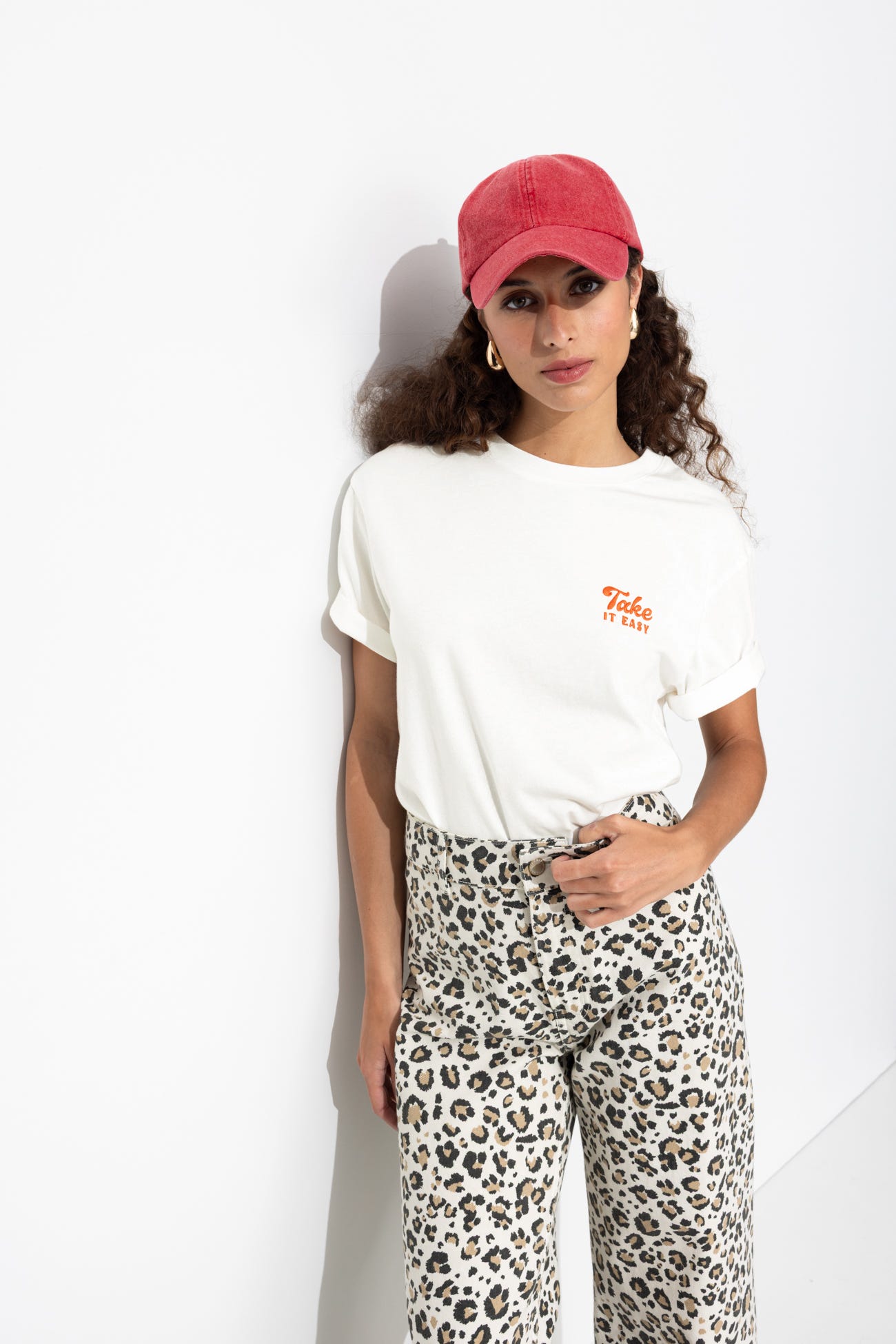 T-shirt con messaggio ricamato