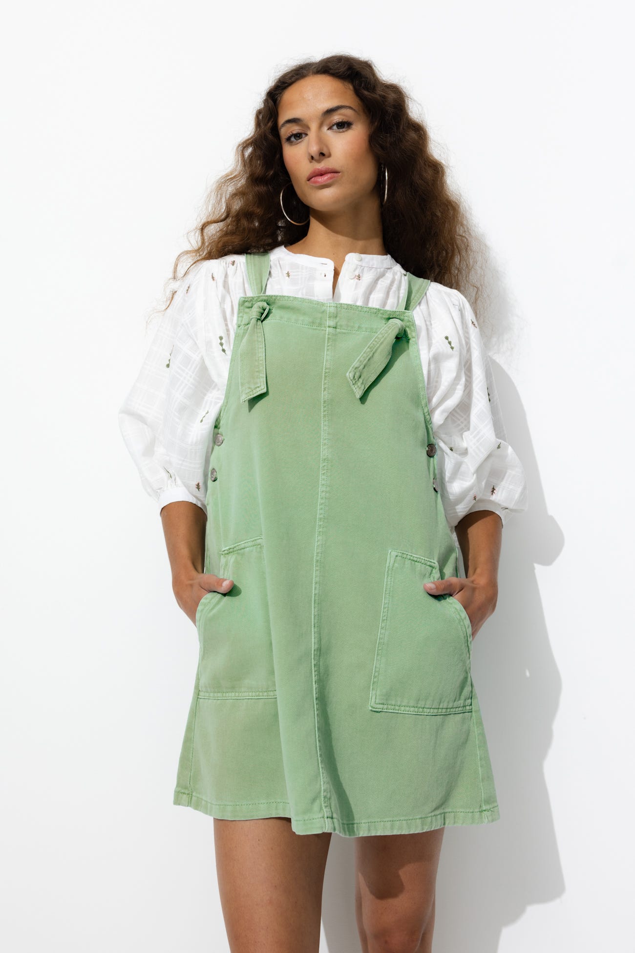Robe courte en jean de couleur