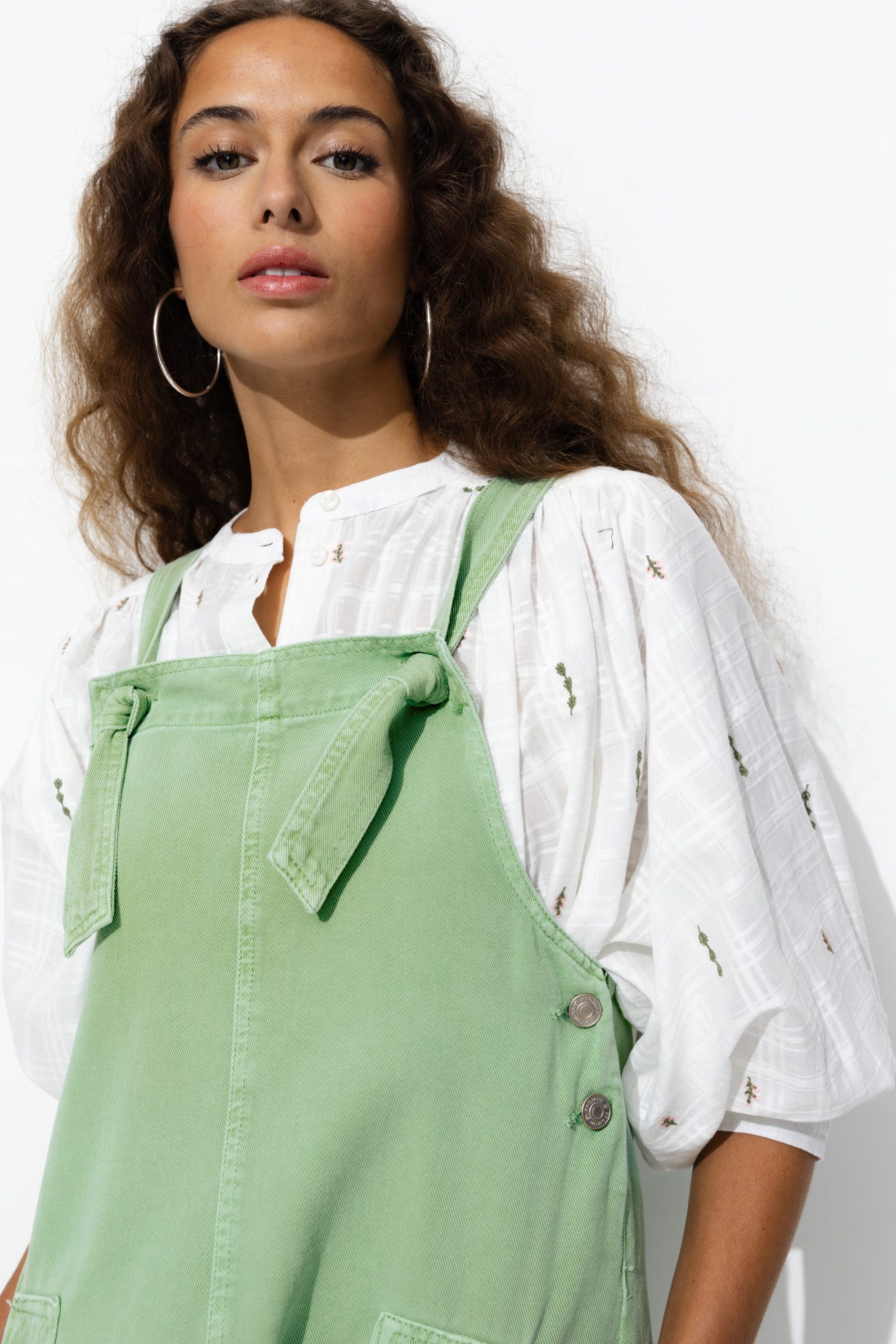 Robe courte en jean de couleur