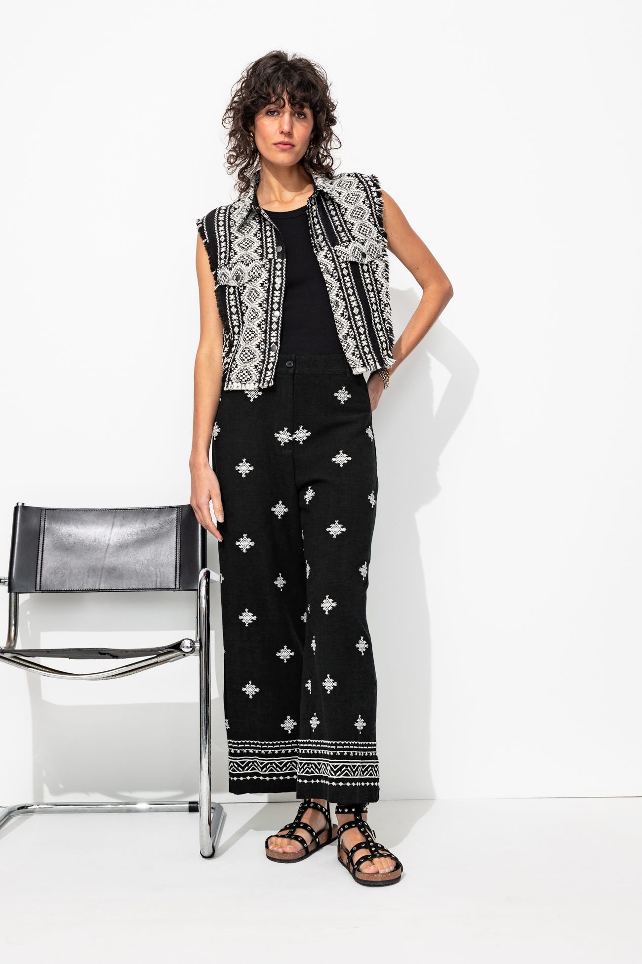 Pantalon large brodé Femme