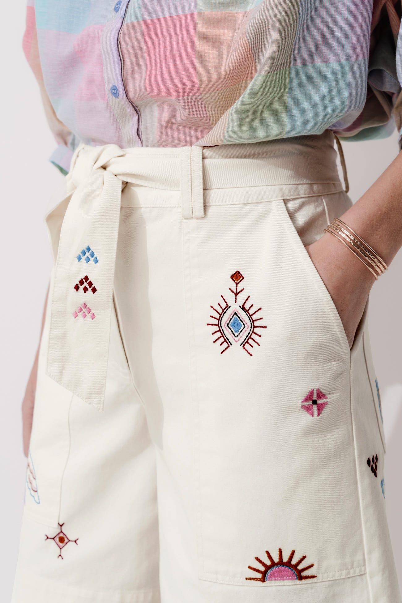 Szorty z haftami z tkaniny