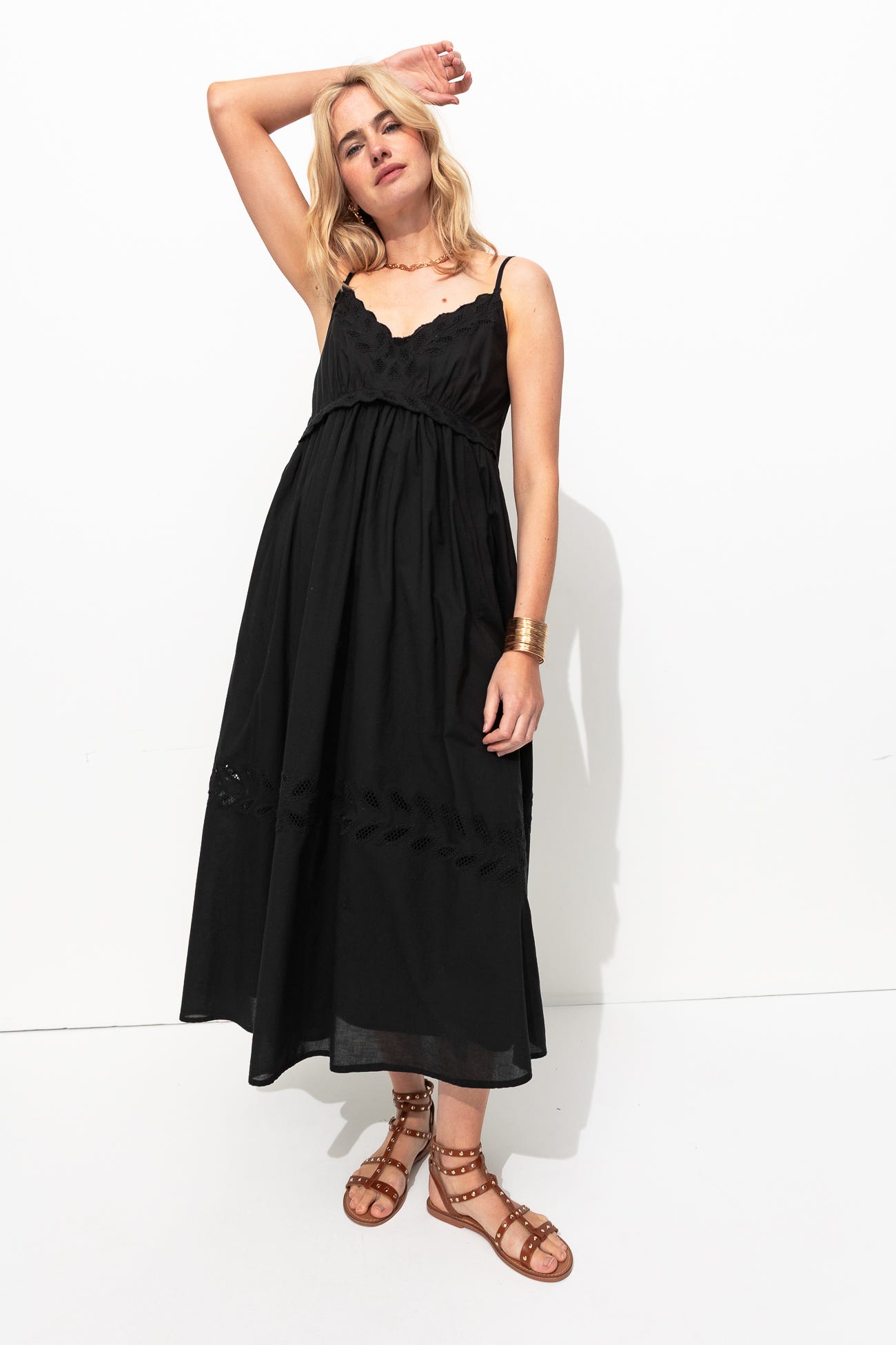 Vestido bordado de tiras