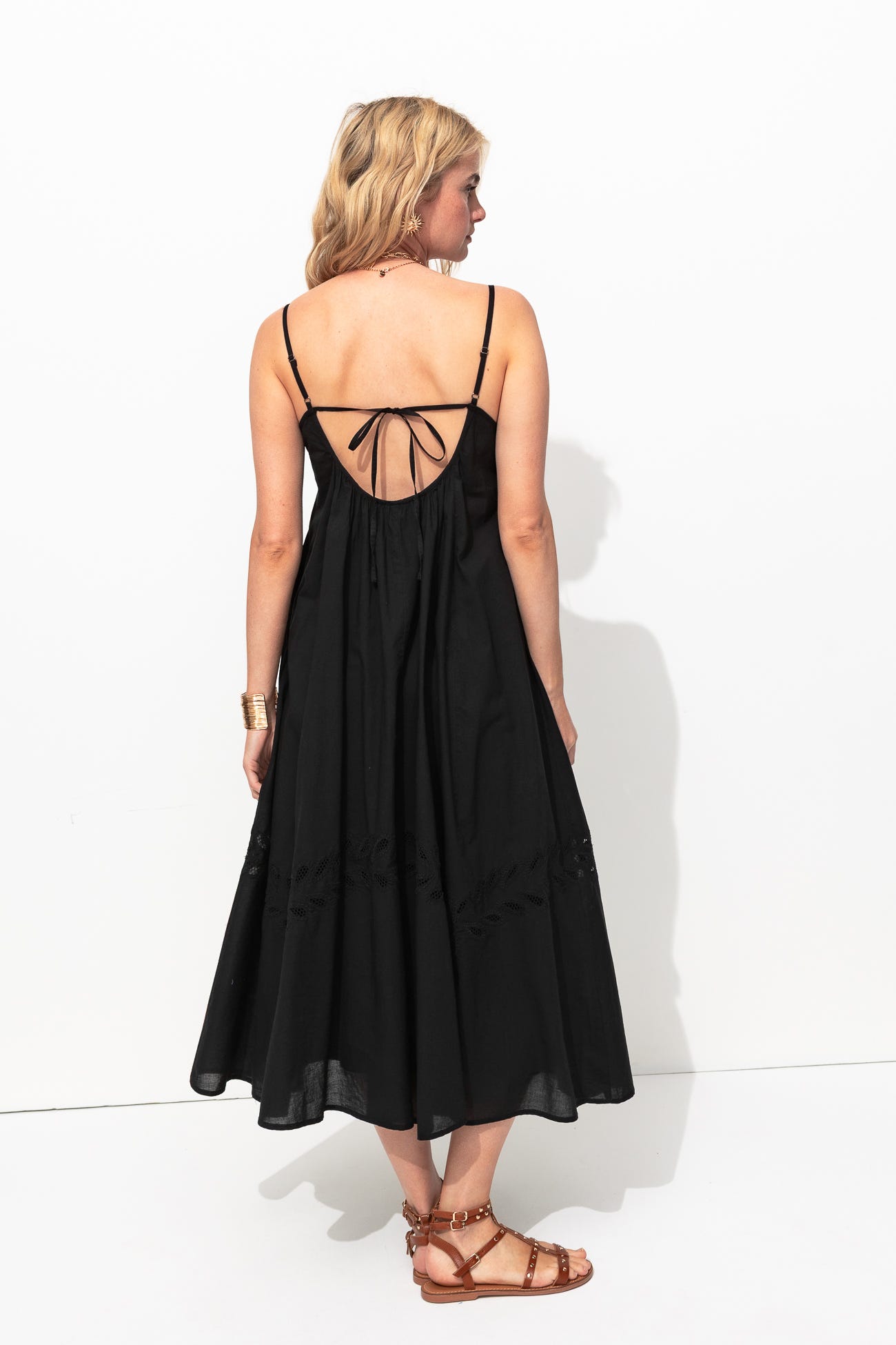 Vestido bordado de tiras