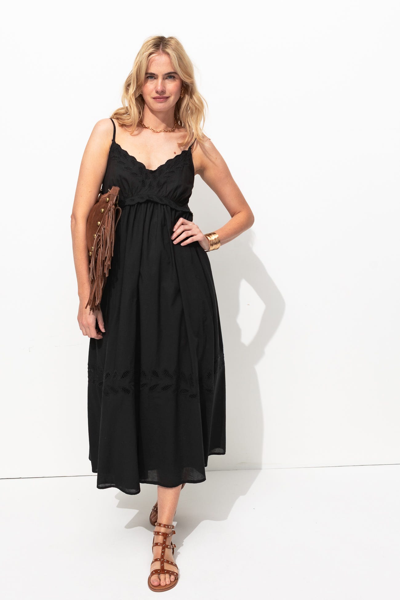 Vestido bordado de tiras