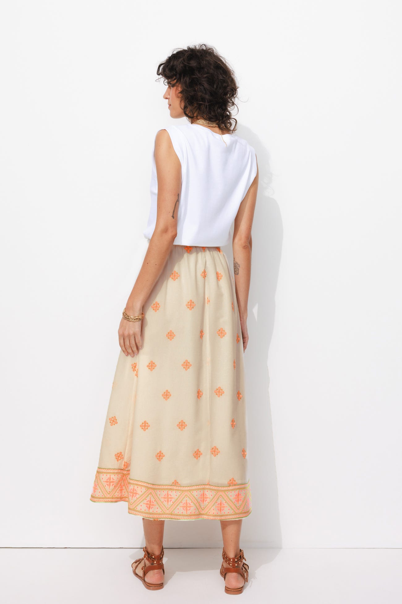 Jupe midi broderies fluo
