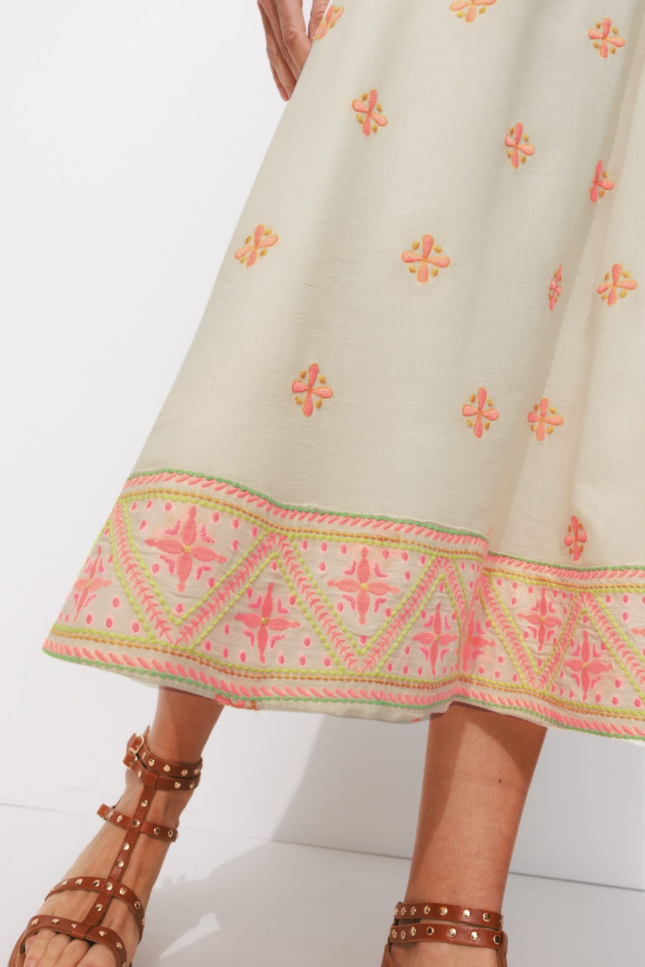 Jupe midi broderies fluo