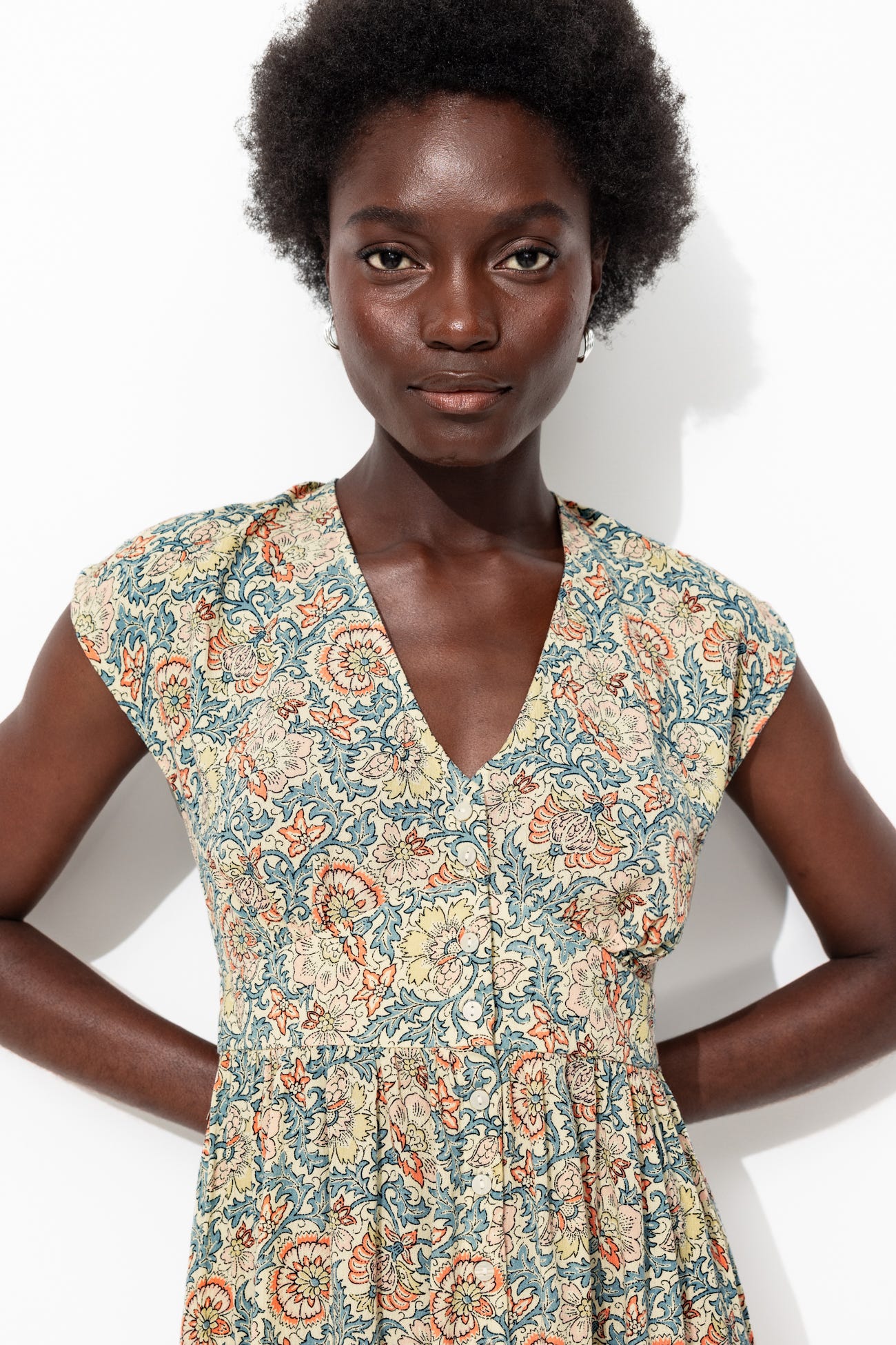 Kurzes gemustertes Kleid