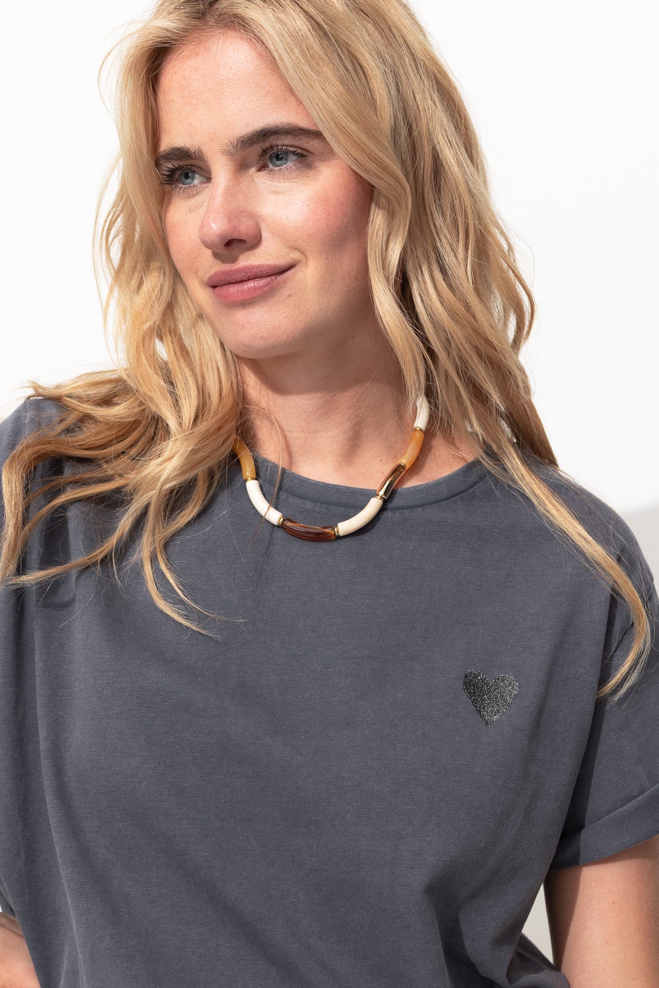 T-shirt con cuore glitterato