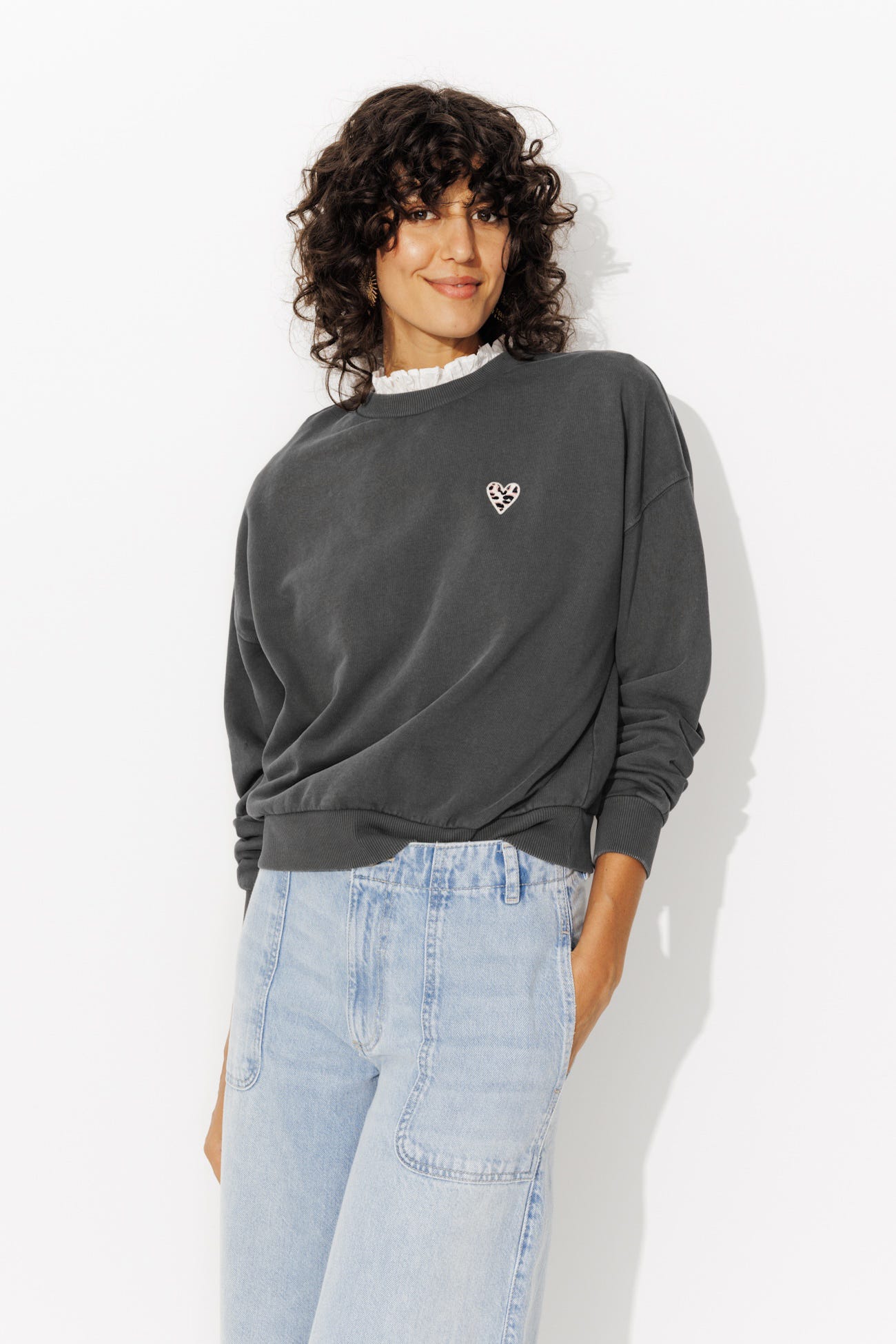 Sudadera corazón bordado