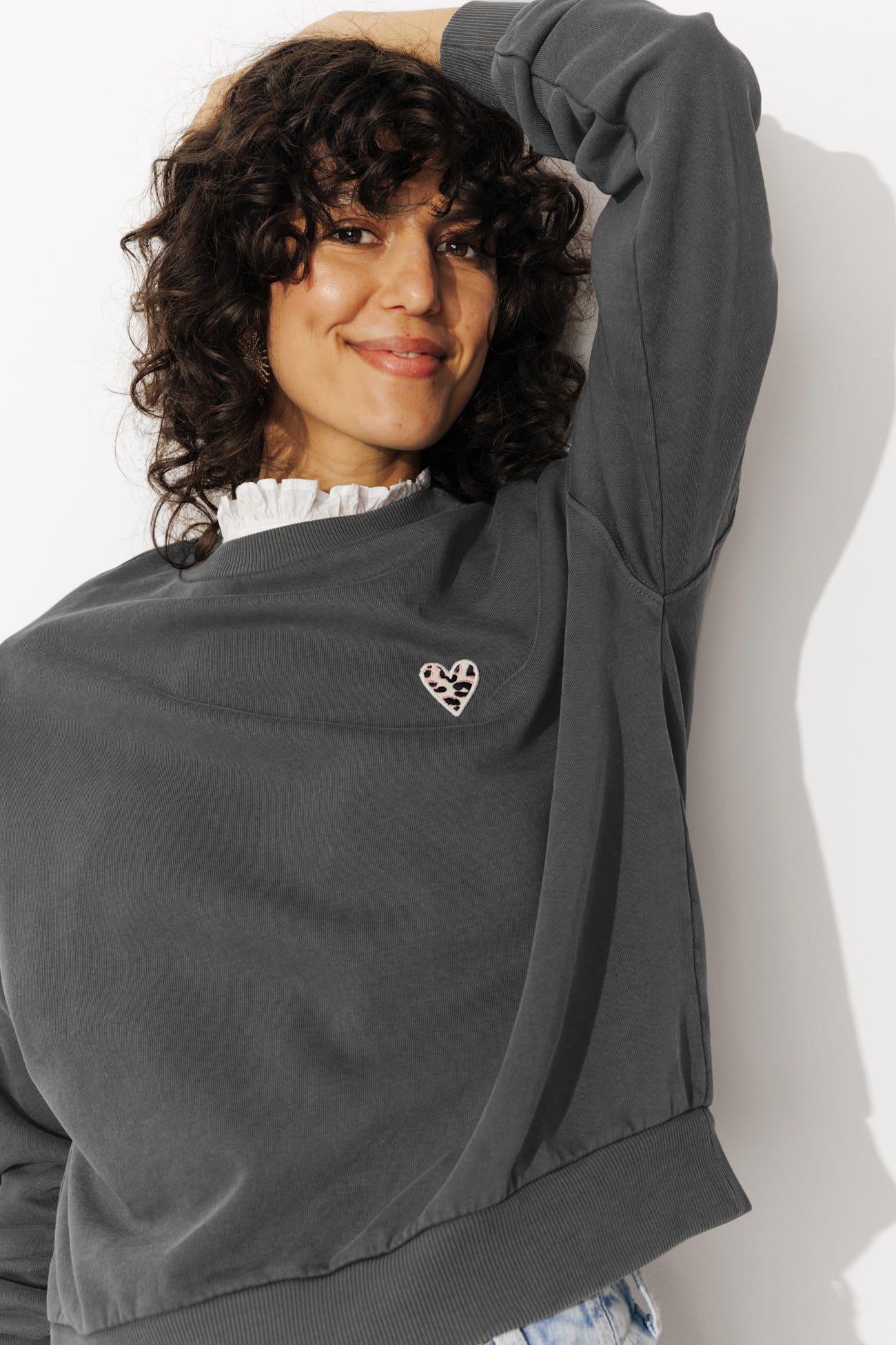 Sudadera corazón bordado