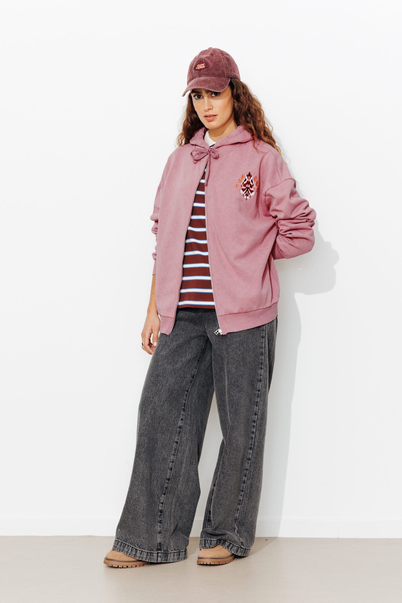 Felta ricamata con cappuccio