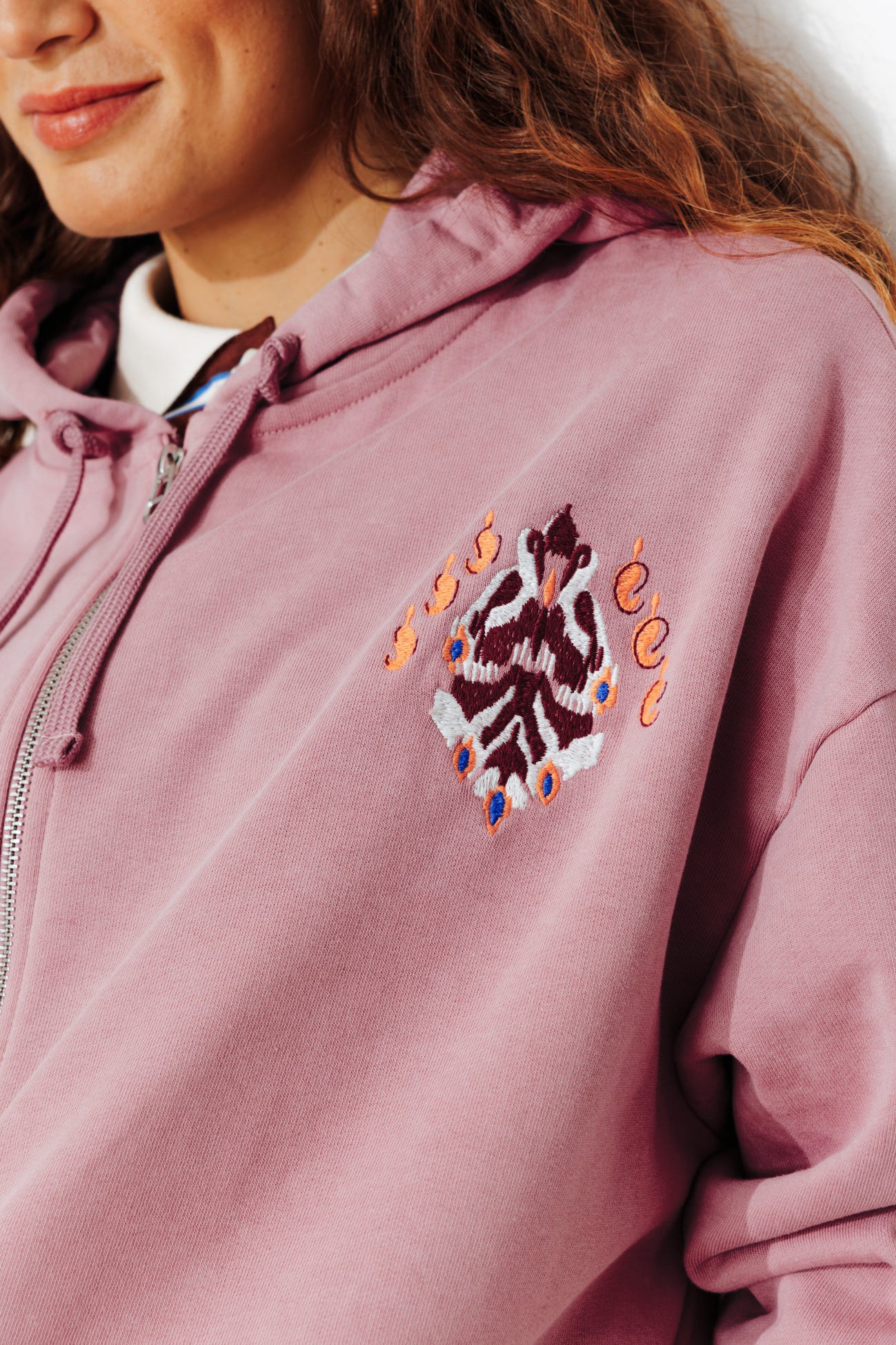 Felta ricamata con cappuccio