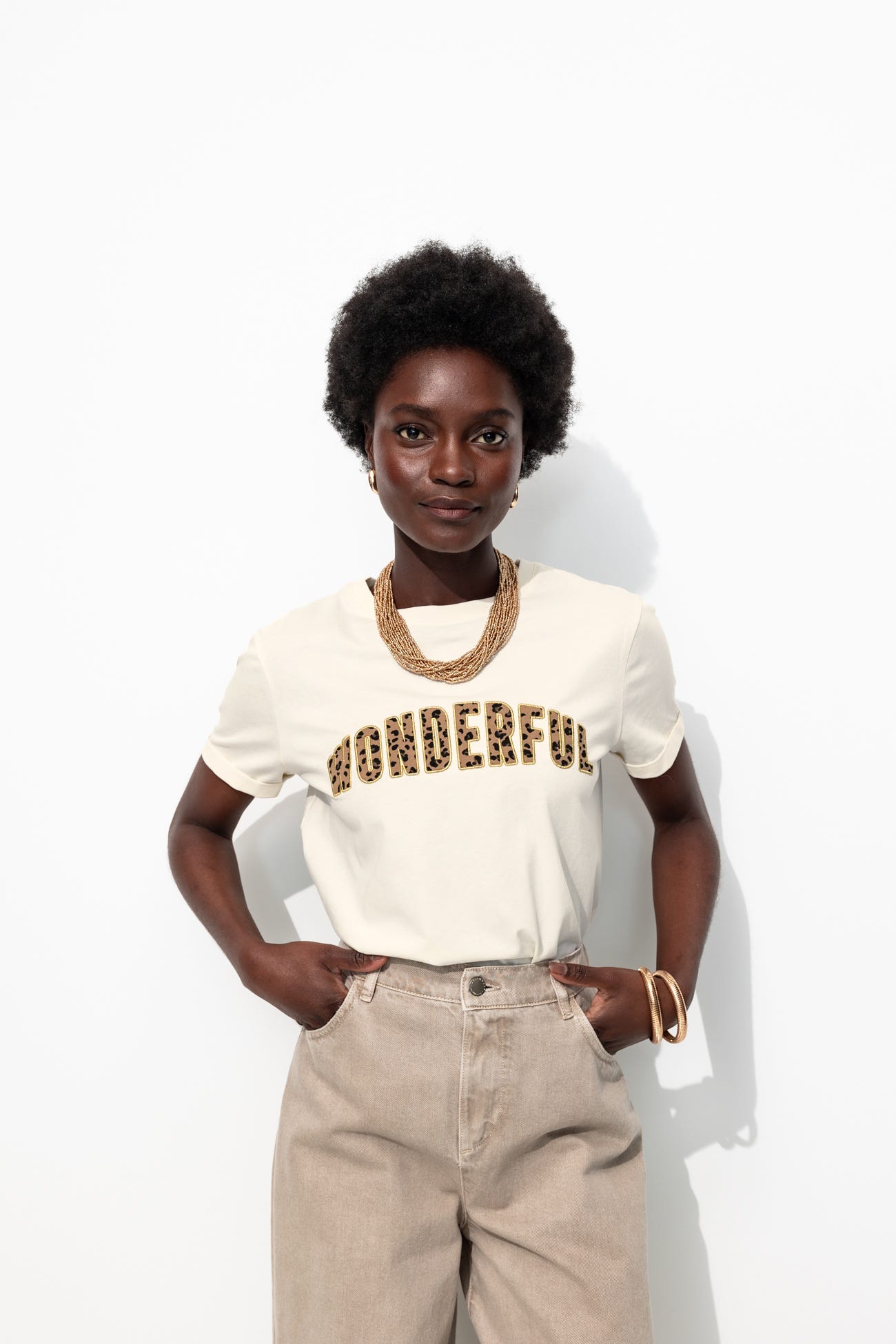 T-shirt con slogan leopardato