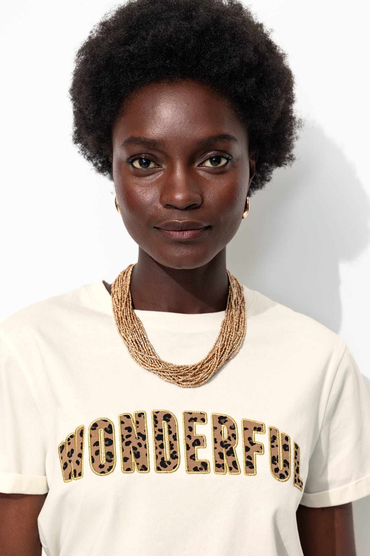 T-shirt con slogan leopardato