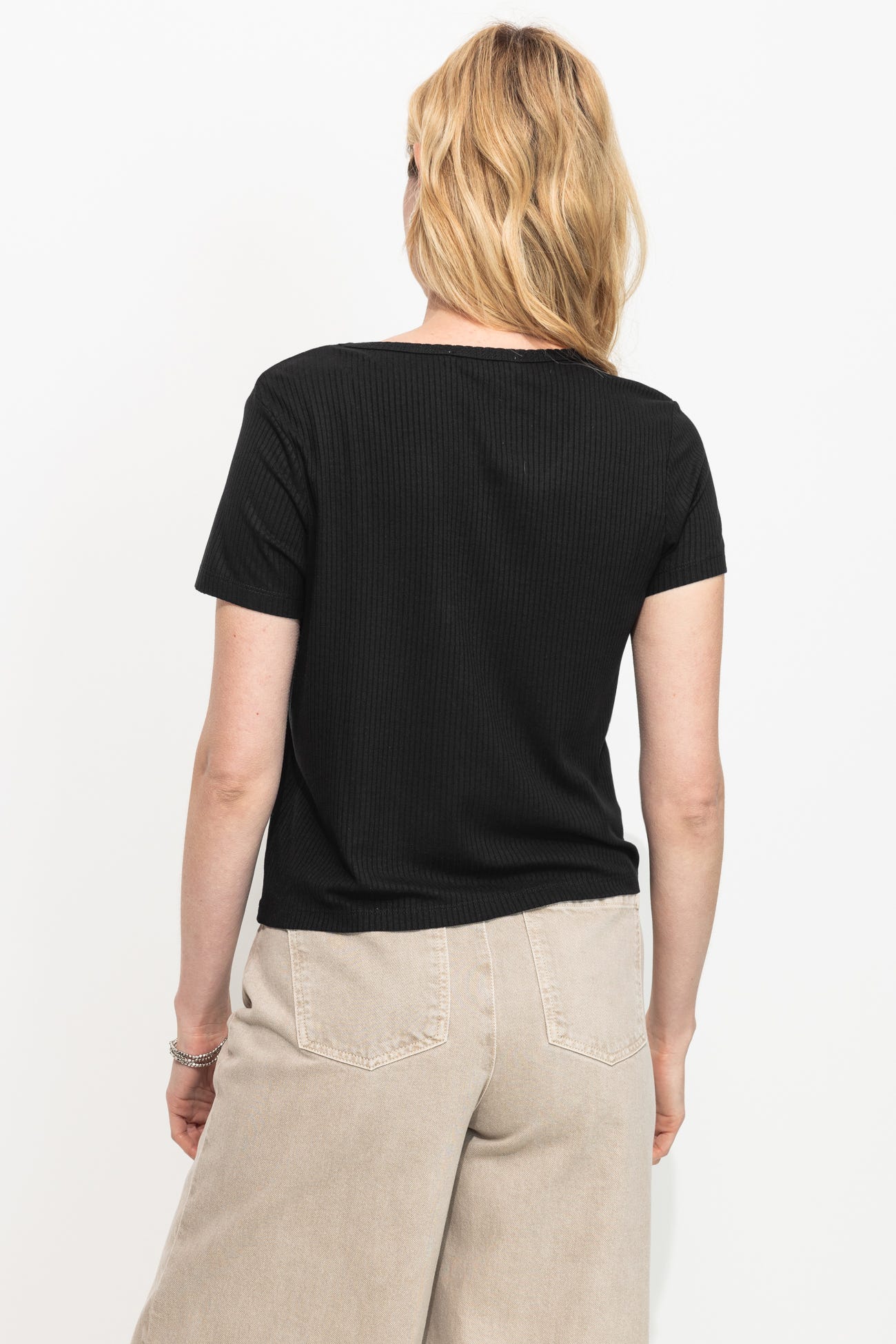 T-shirt a costine e scollo a V