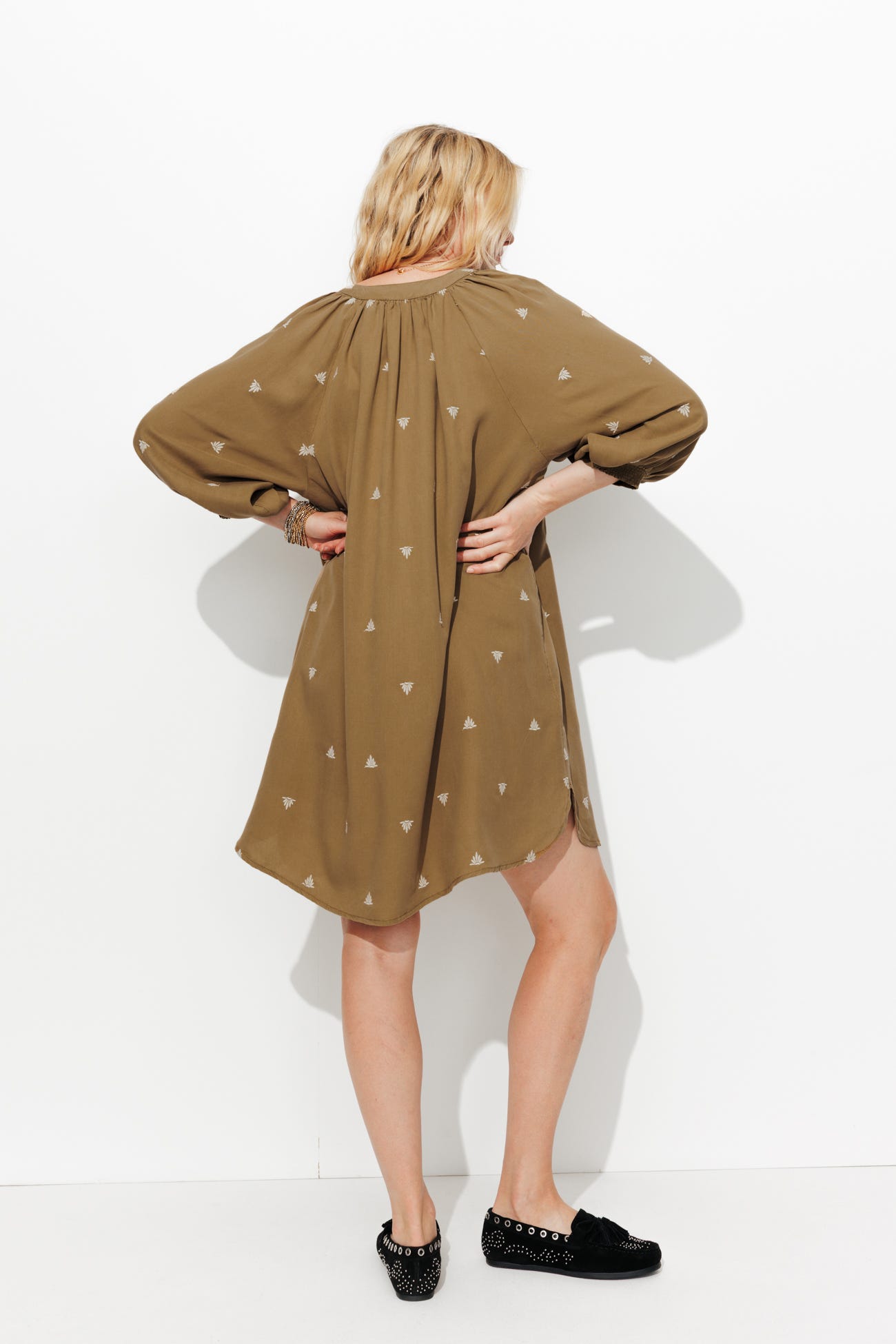 Robe courte brodée Femme