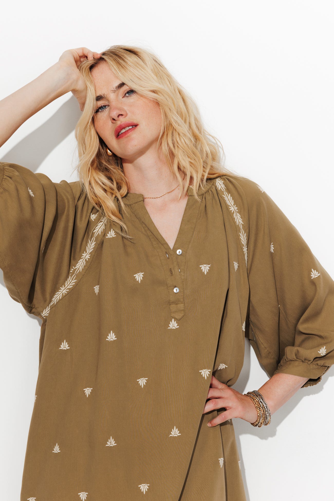 Robe courte brodée Femme