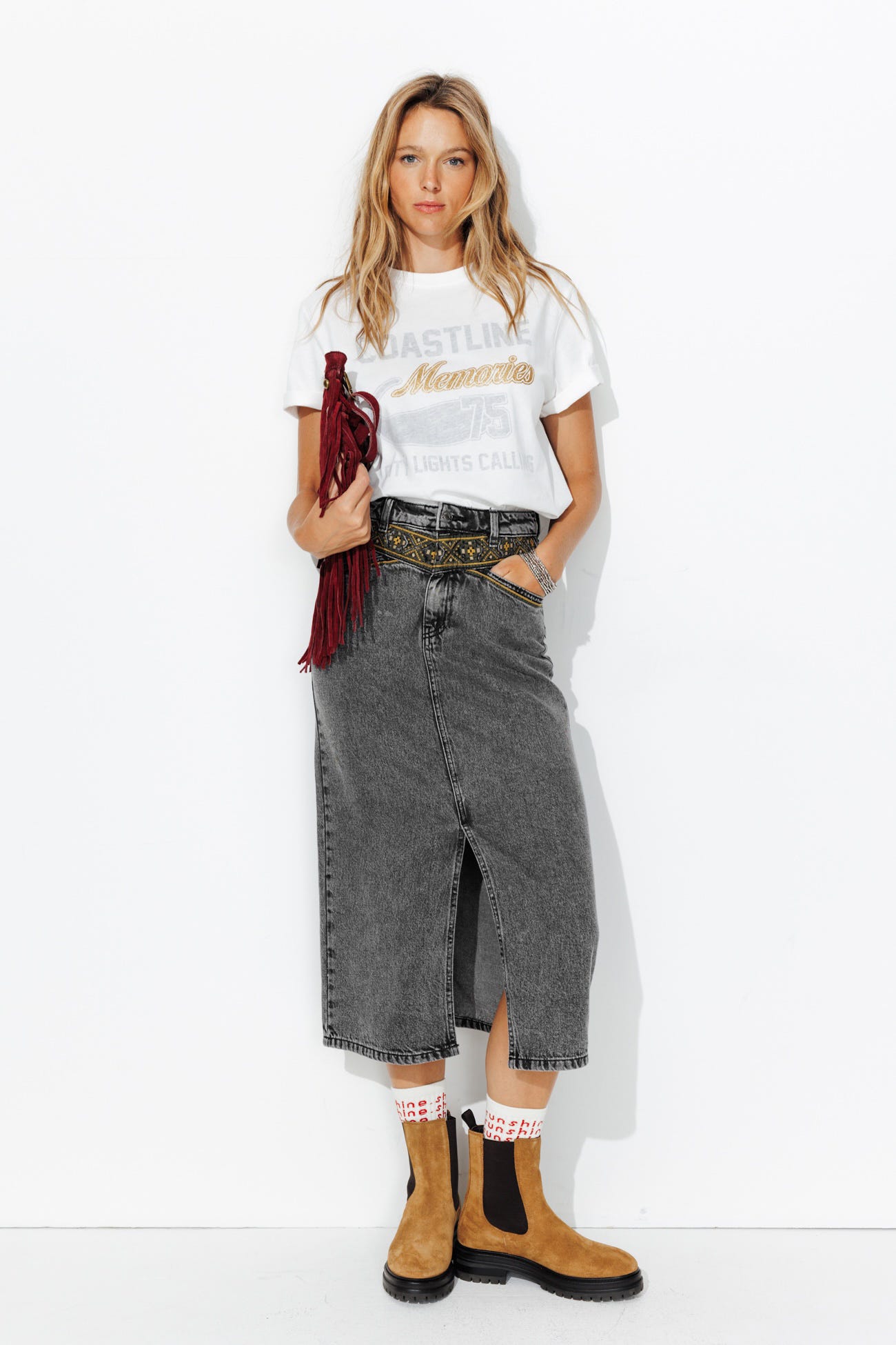 Jupe en jean à galon brodé