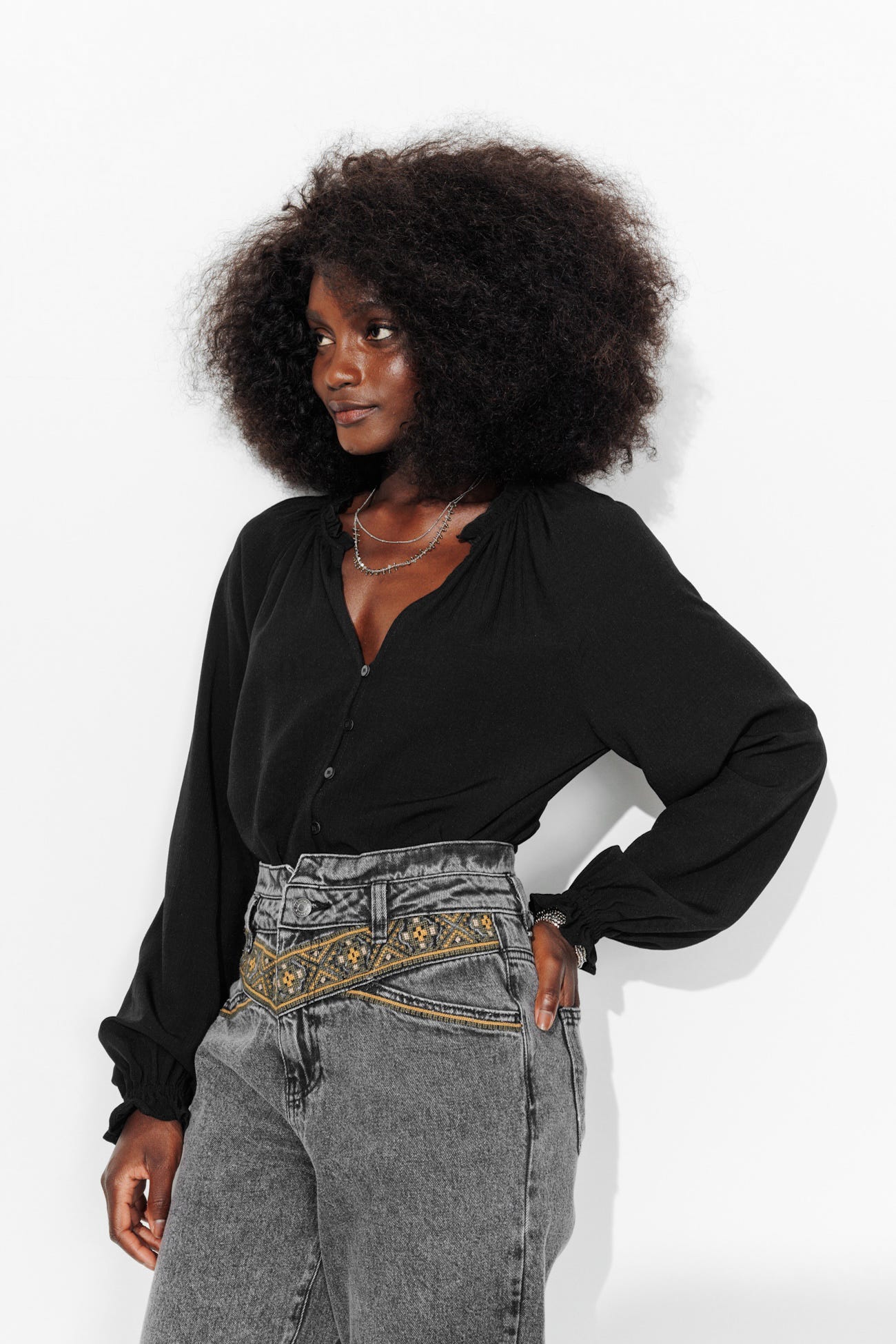 Shirt with frilly collar