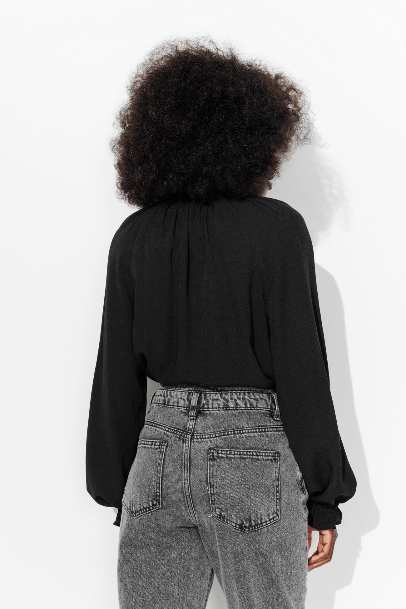 Shirt with frilly collar