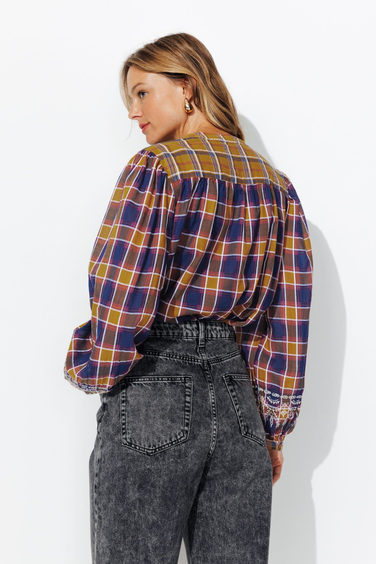 Camisa bordada de cuadros