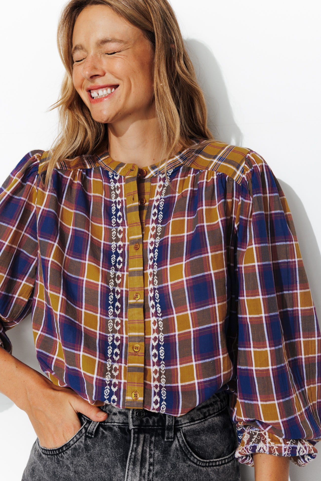 Camisa bordada de cuadros