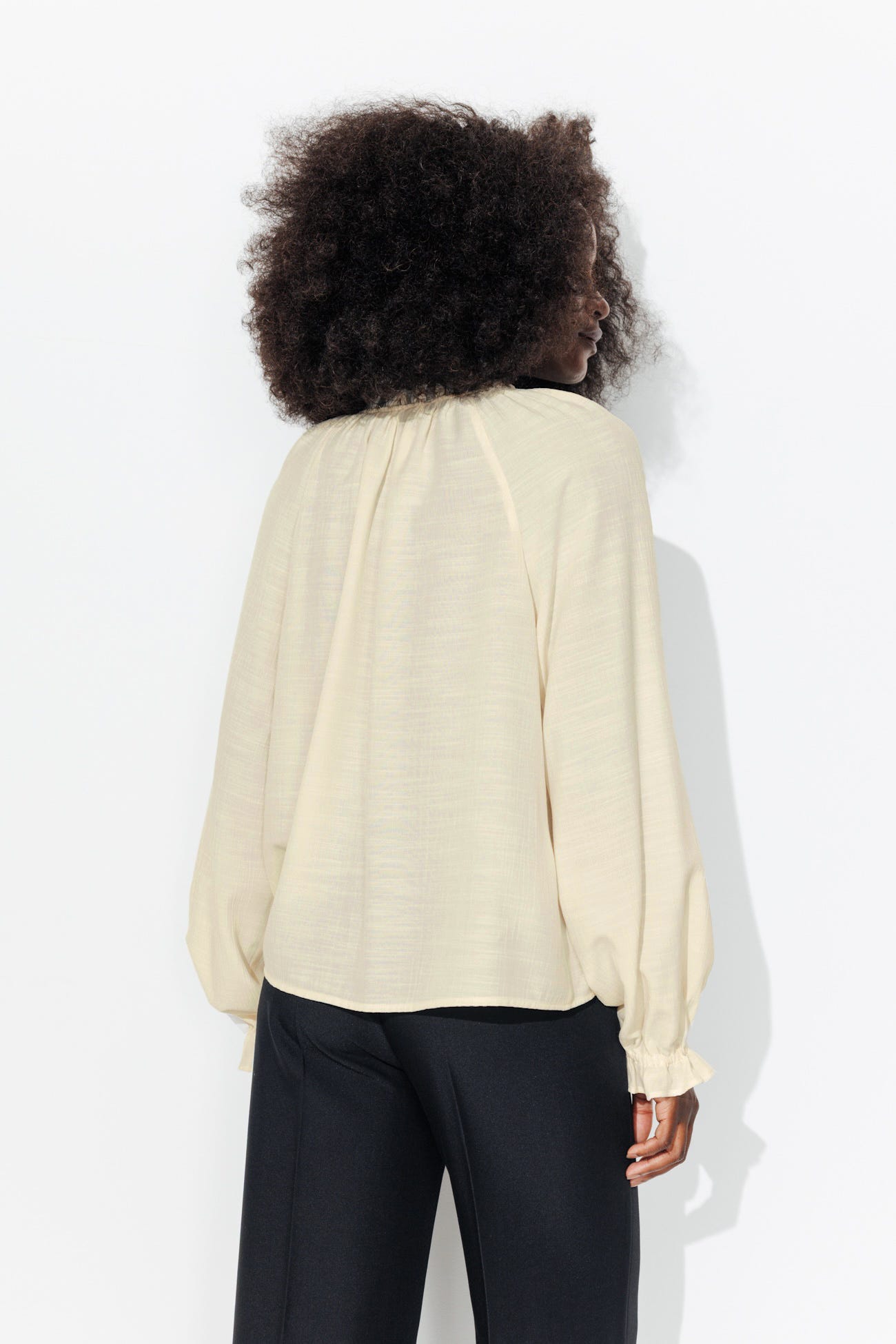 Shirt with frilly collar
