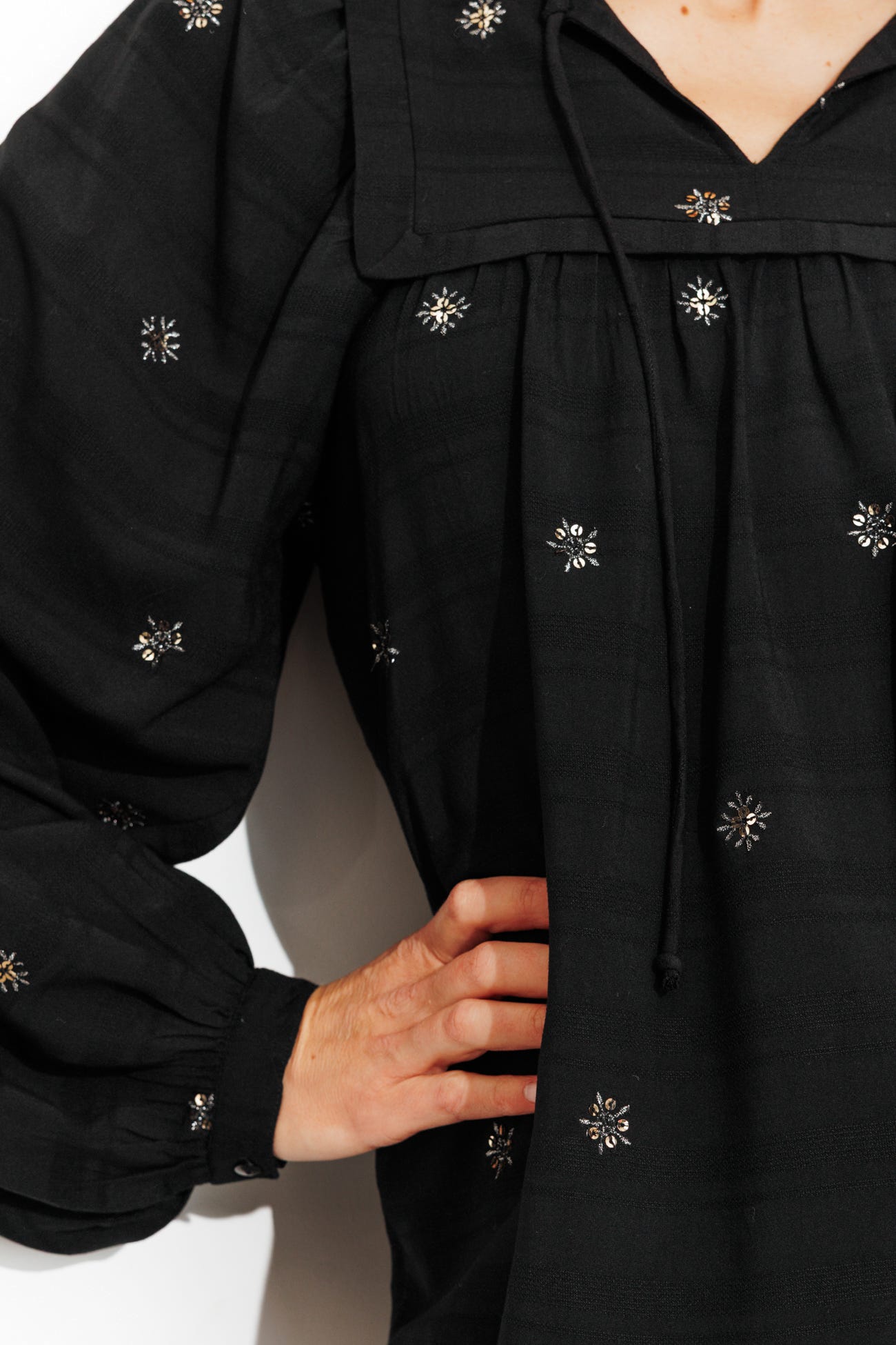 Blusa bordada plastrón