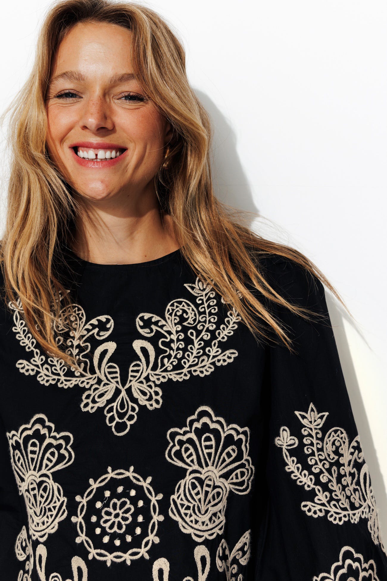 Blouse brodée courte Femme
