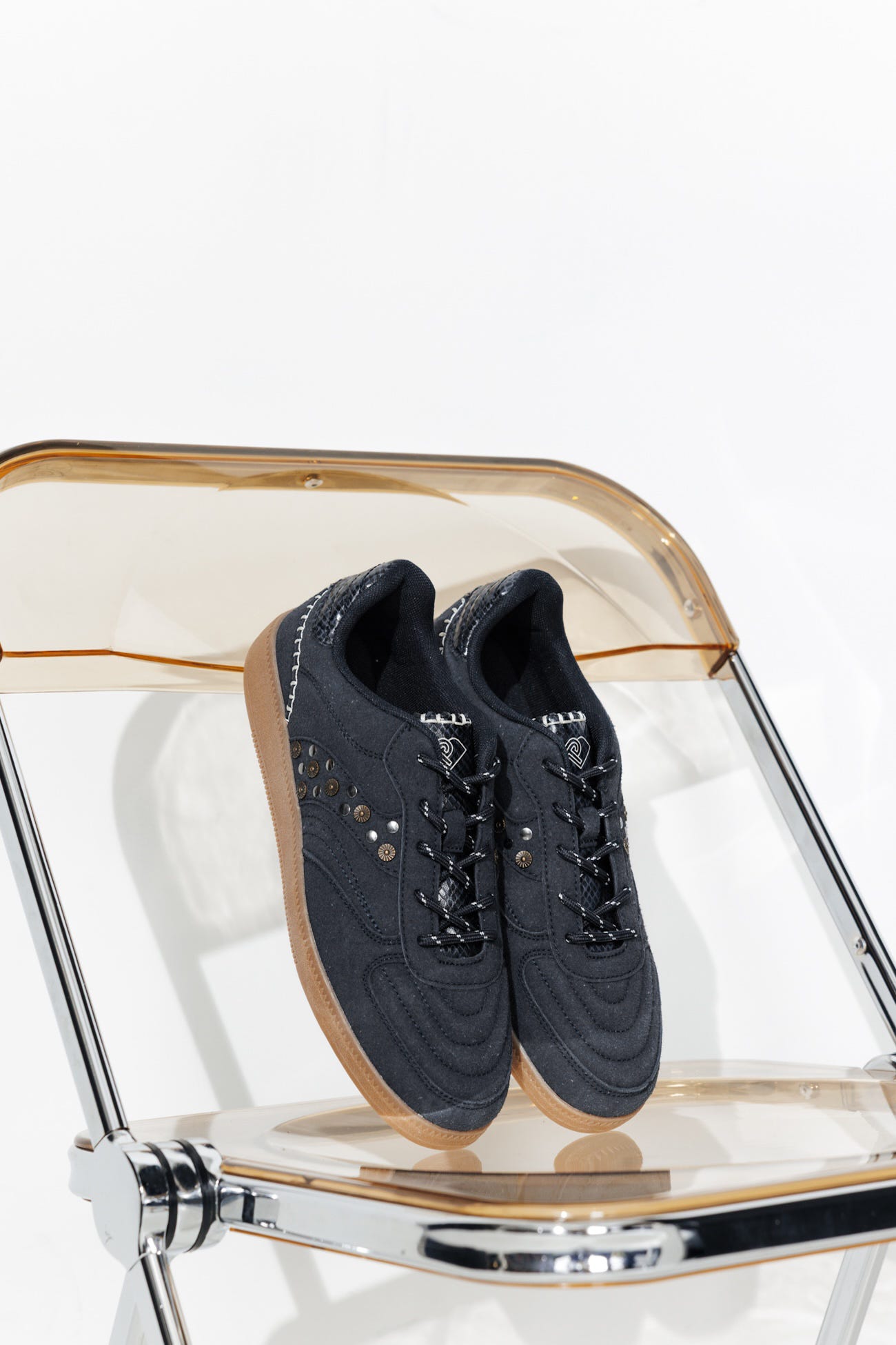 Sneakers mit Nieten