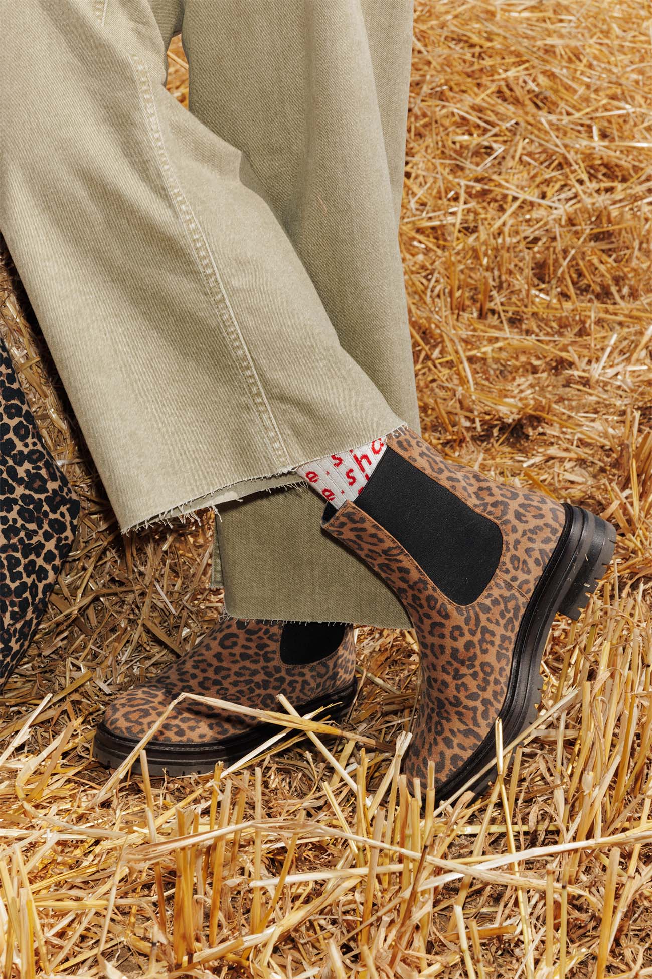 Botki typu chelsea w panterkę