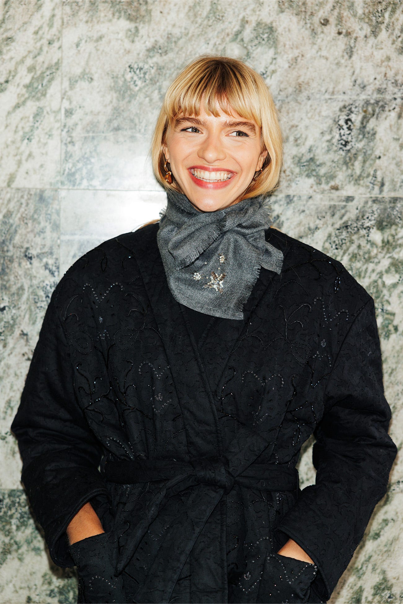 Halstuch mit Perlenbesatz